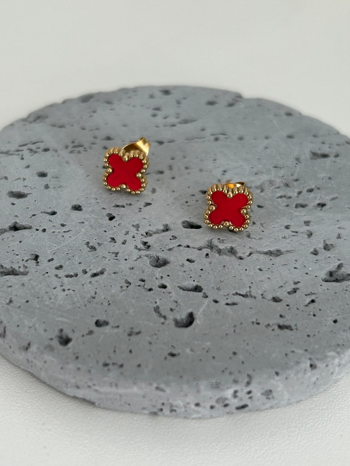 studs earrings • Gold tiny clover earrings