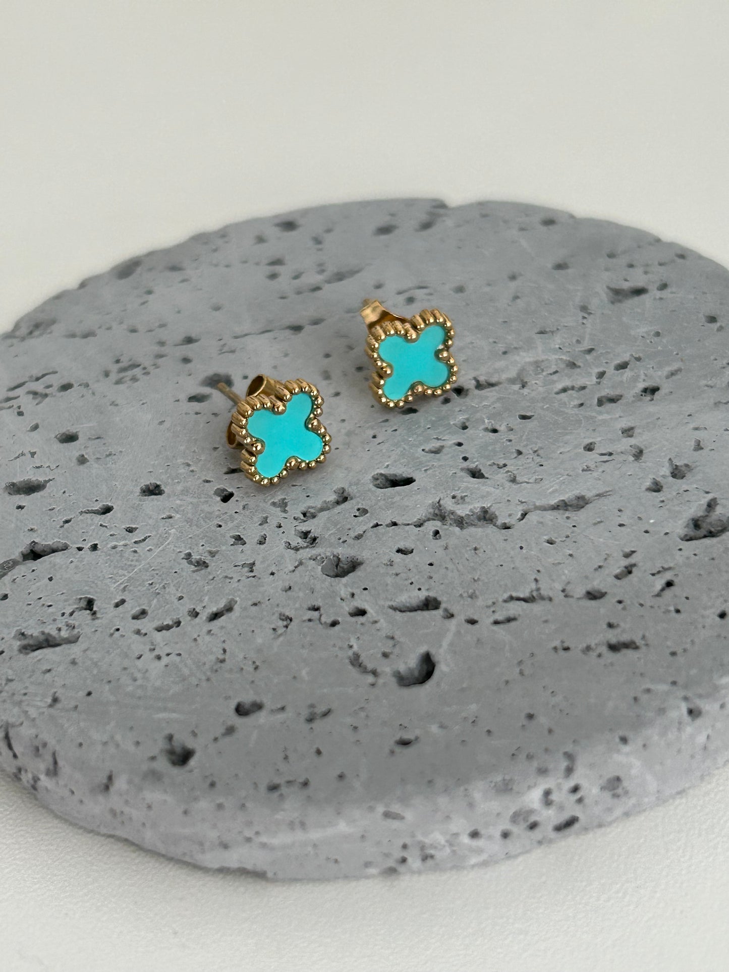 studs earrings • Gold tiny clover earrings