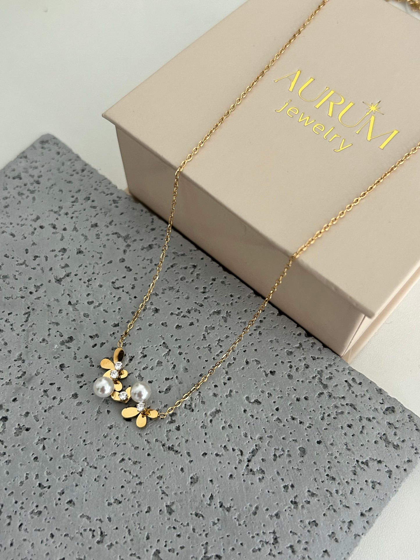 Lily Necklace • Little Flowers Pearly Necklace