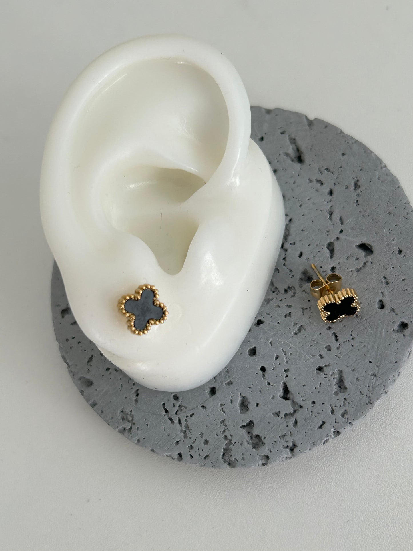 studs earrings • Gold tiny clover earrings