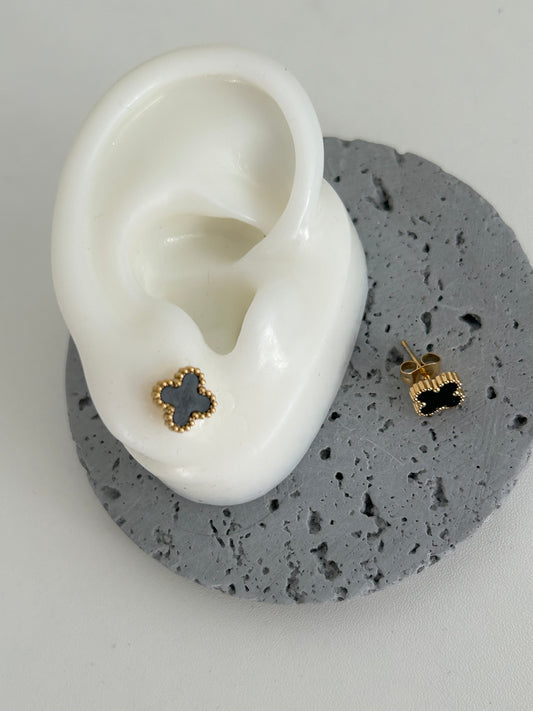 studs earrings • Gold tiny clover earrings