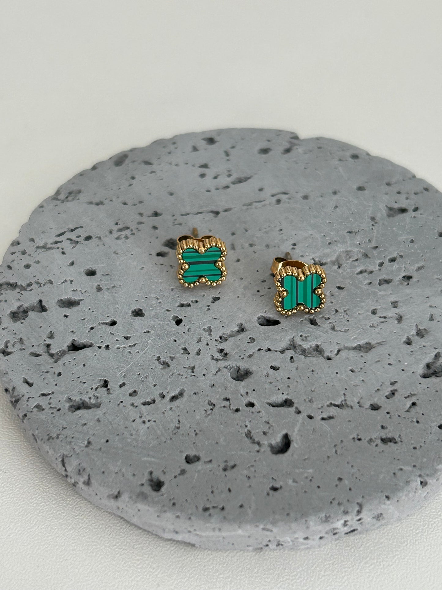 studs earrings • Gold tiny clover earrings