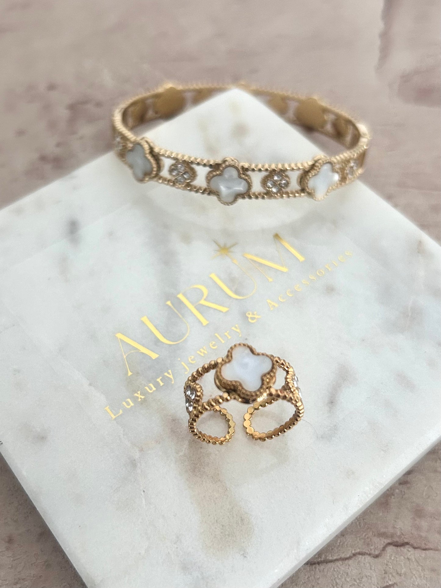 Aurum white clover ring adjustable