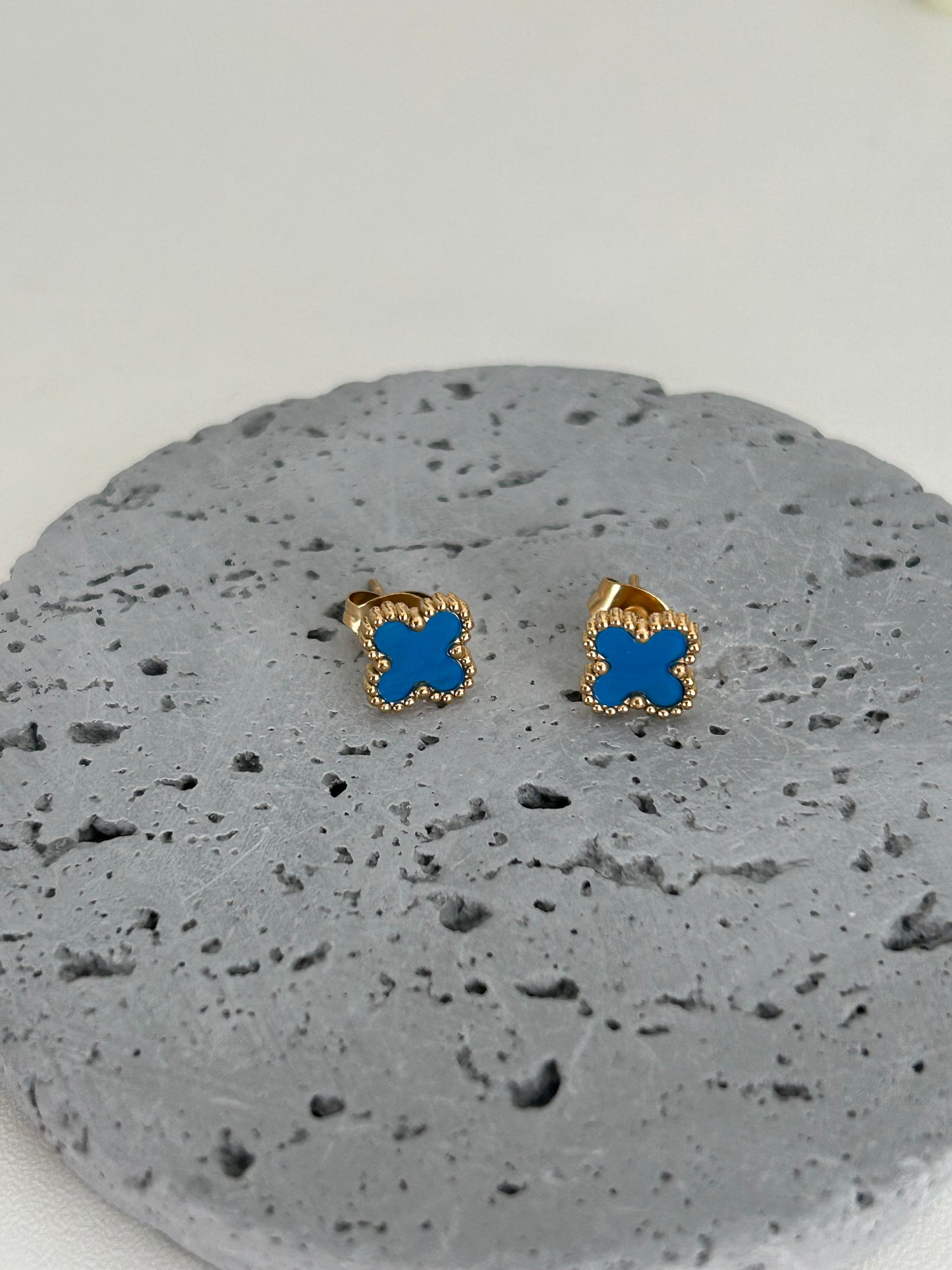 studs earrings • Gold tiny clover earrings