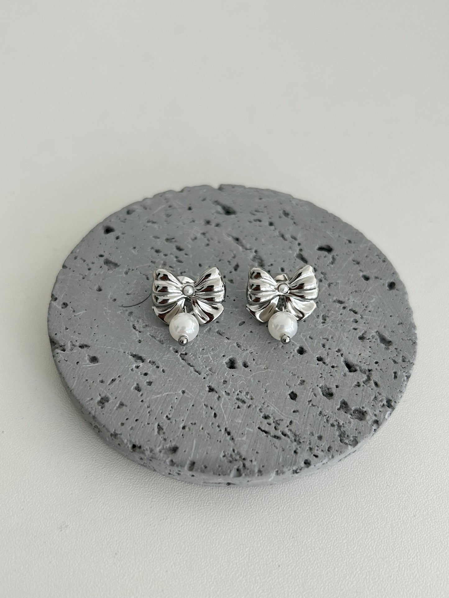 Nazia earrings • Bow earring with pearl accent