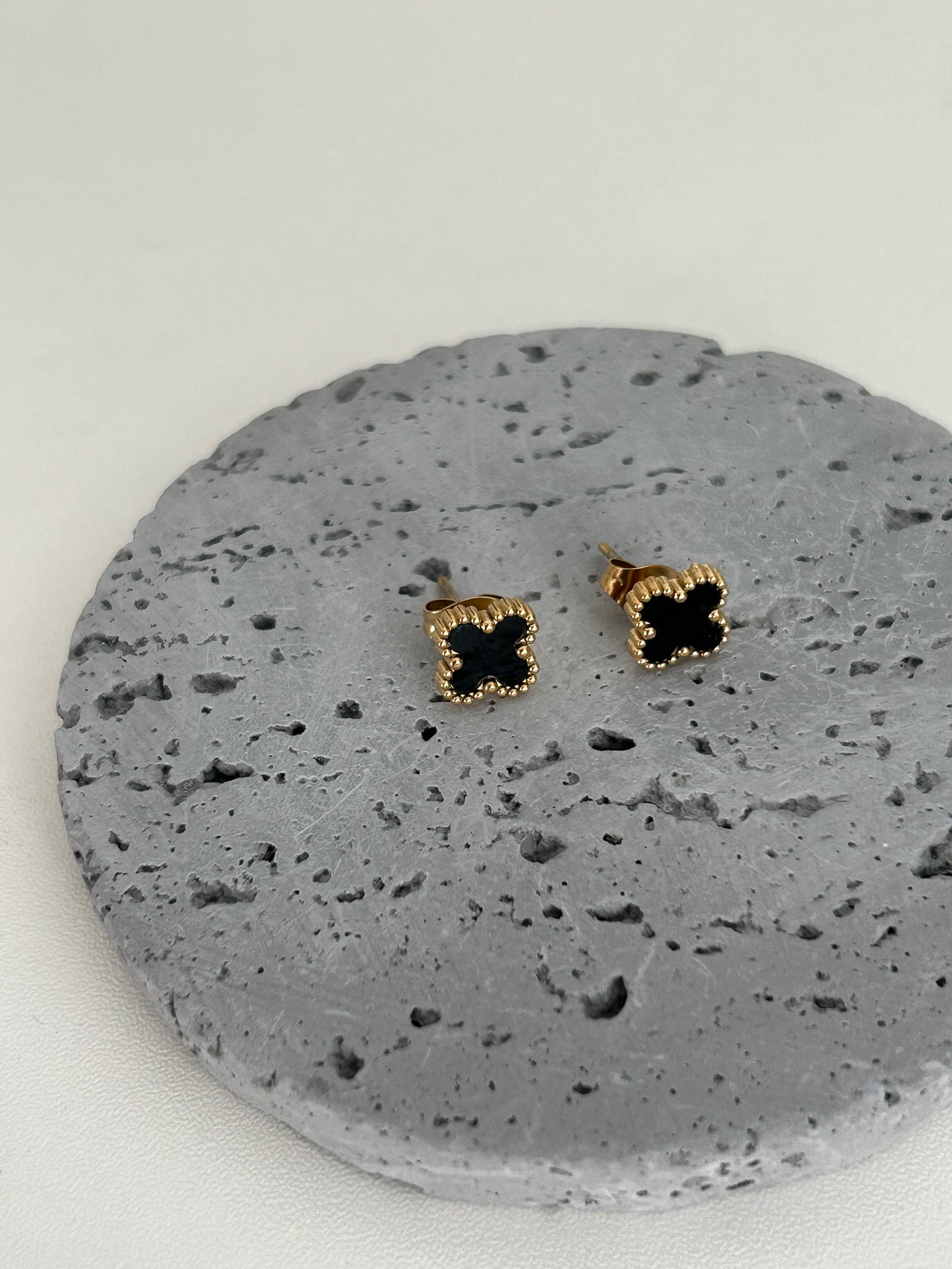 studs earrings • Gold tiny clover earrings