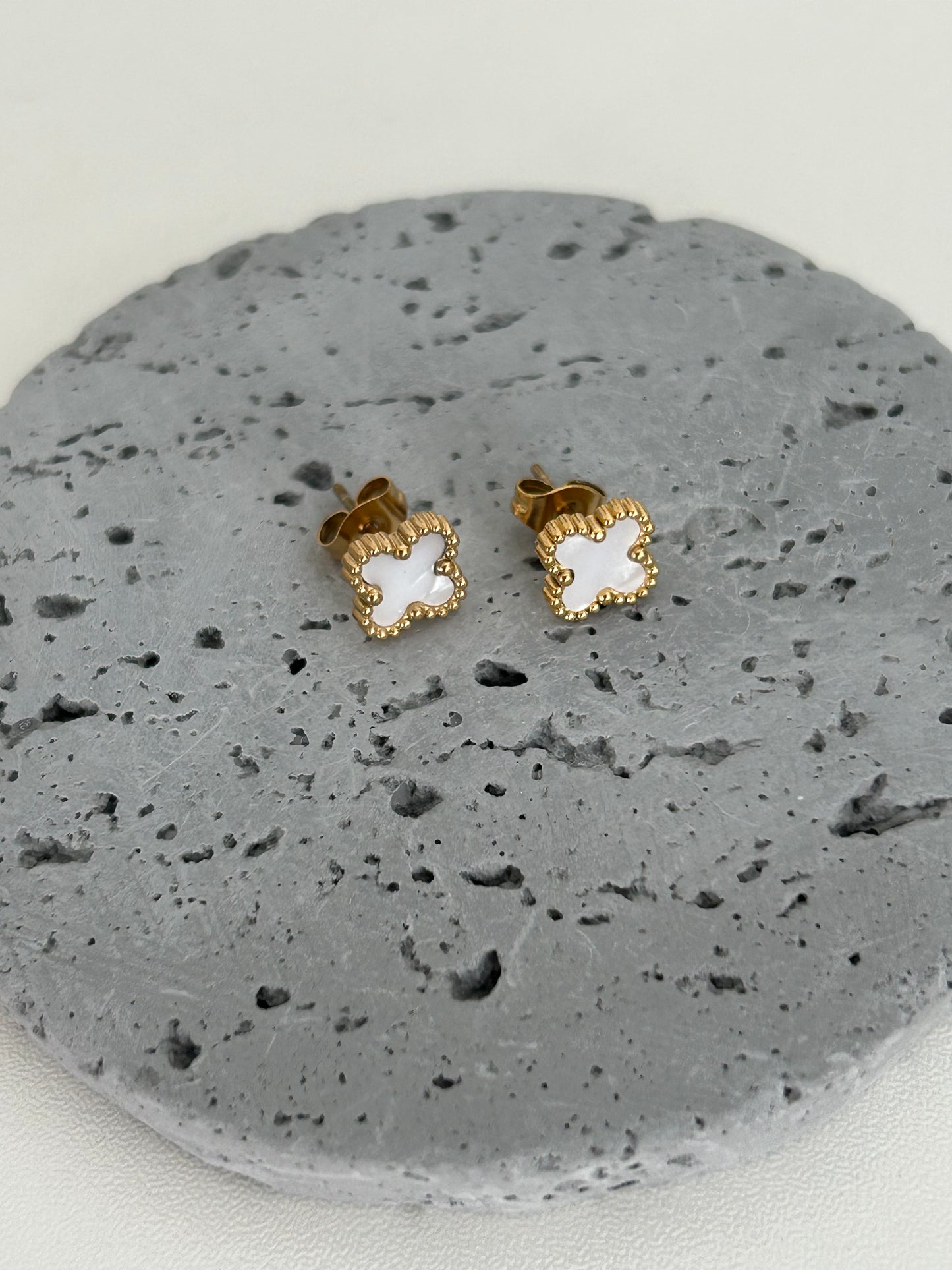 studs earrings • Gold tiny clover earrings