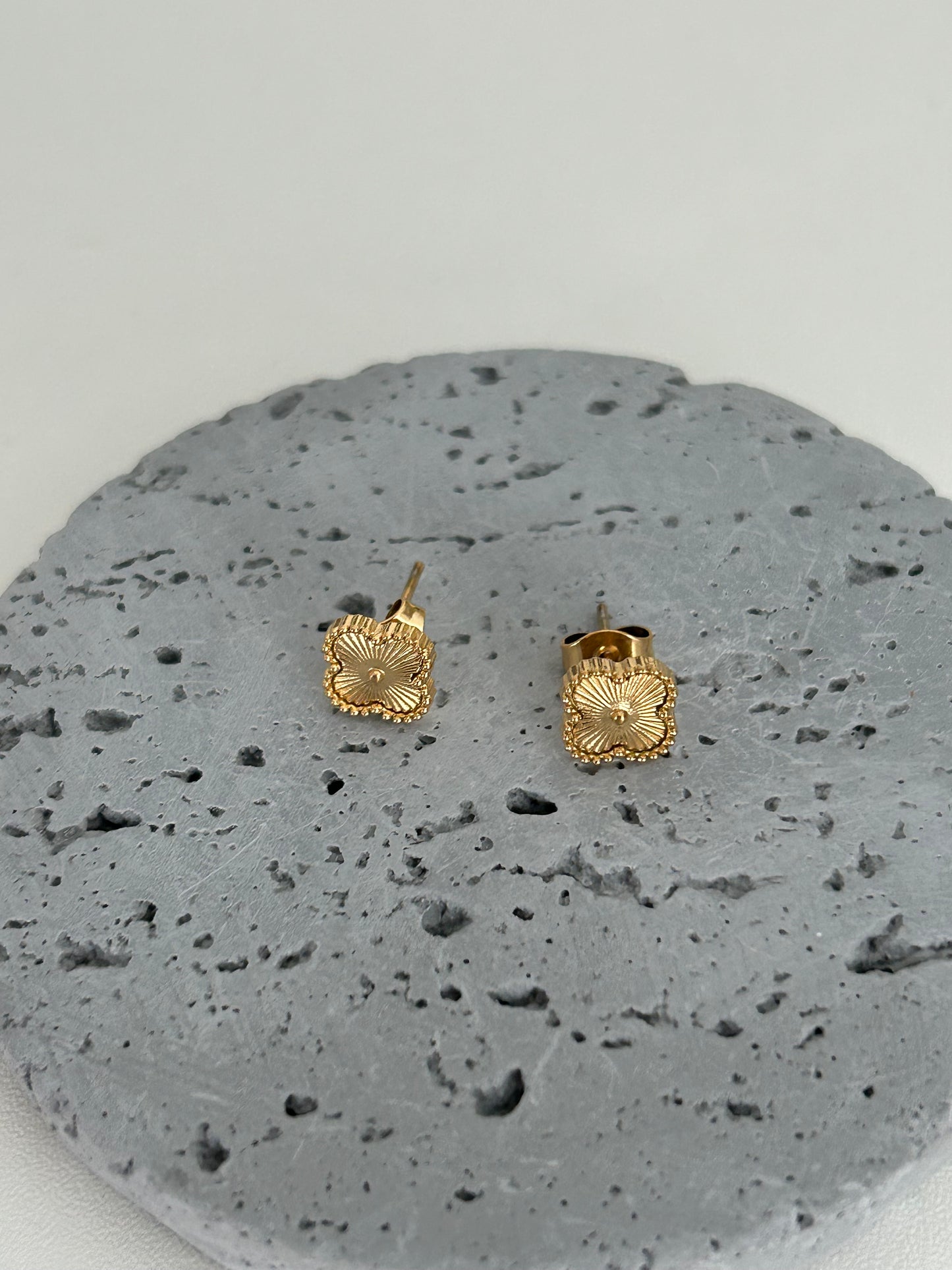 Maryam studs earrings • Gold tiny clover earrings
