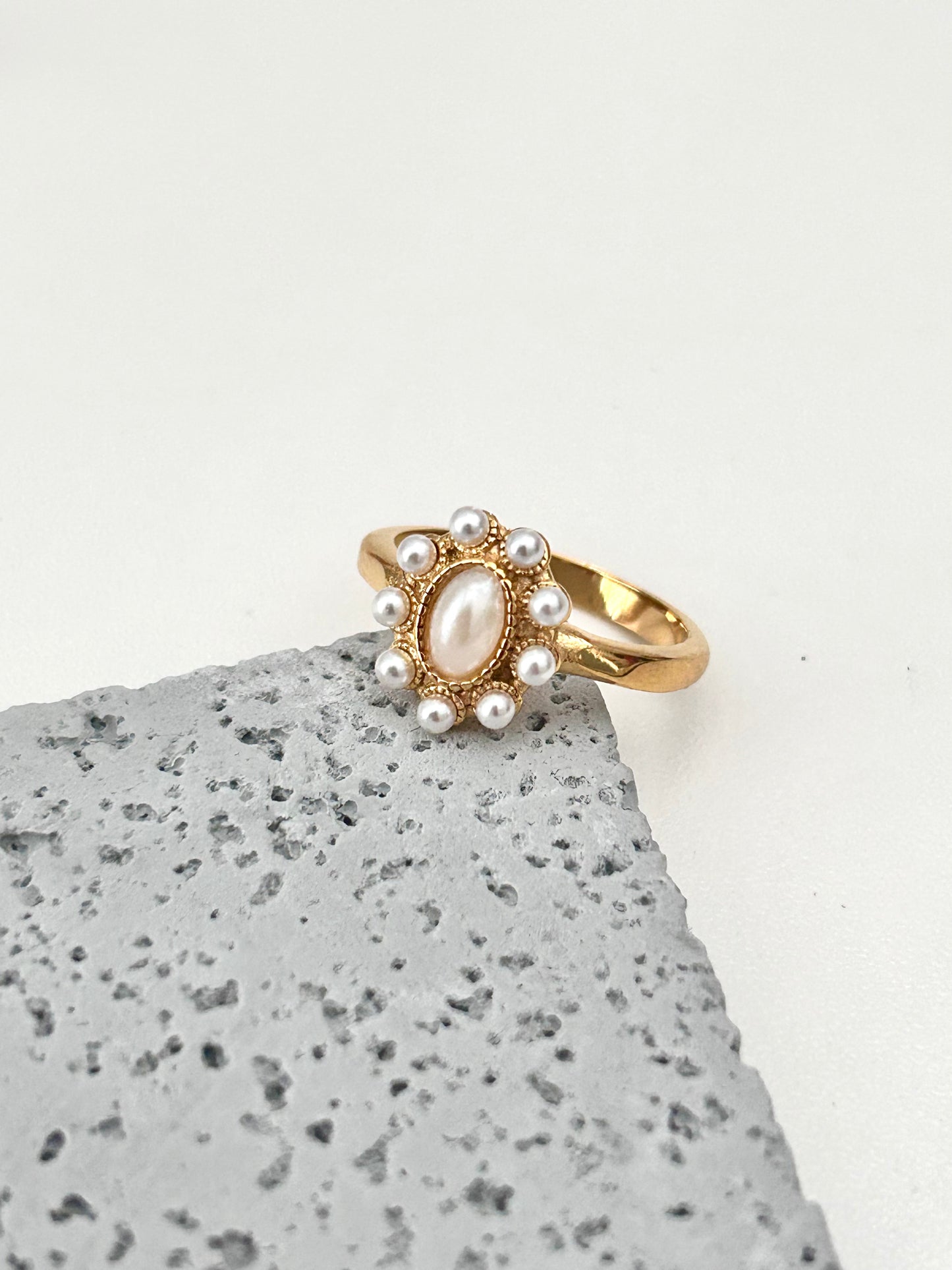 Pearl flower gold stainless steel ring