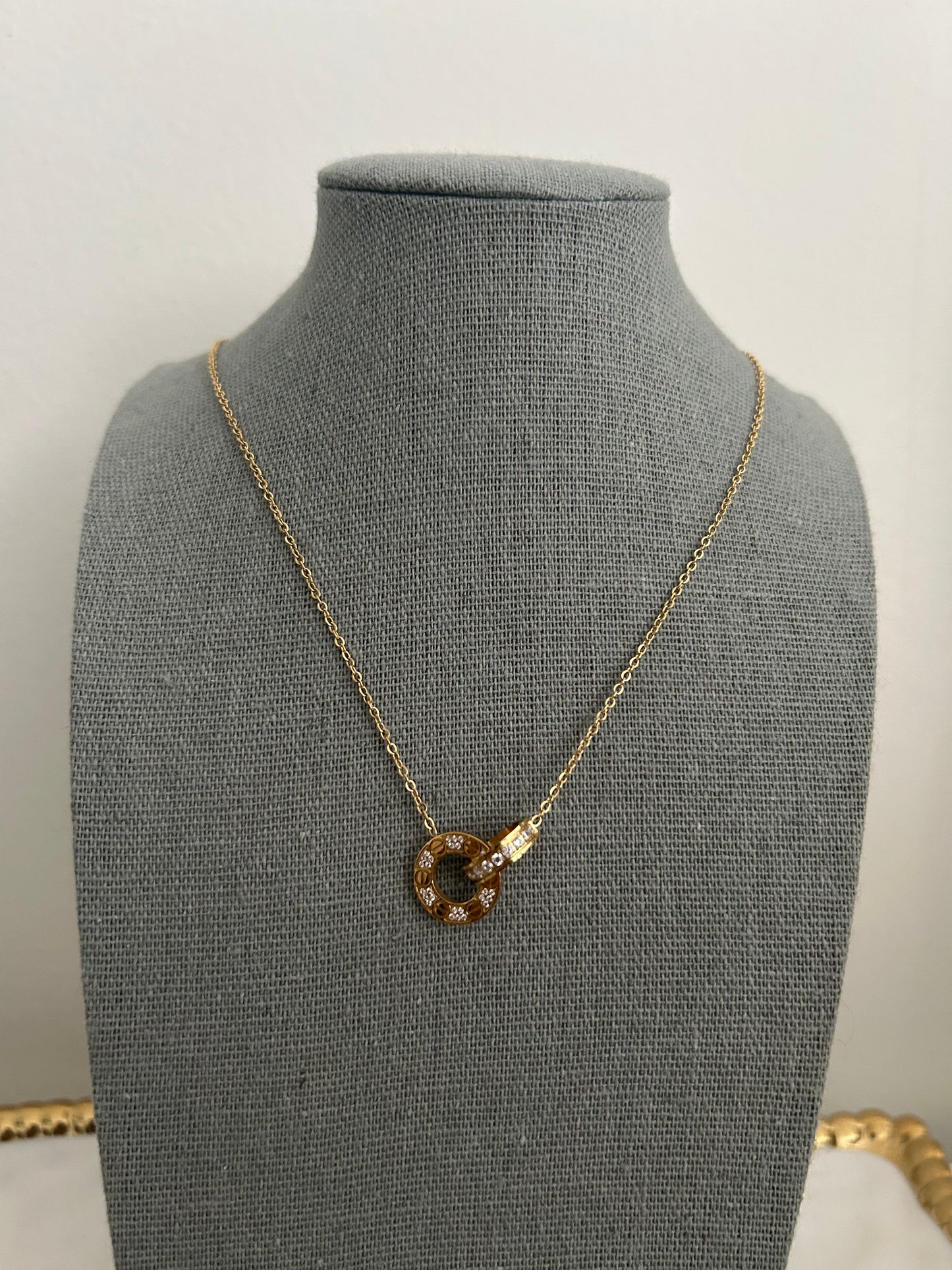 Rheira Intertwining circle necklace
