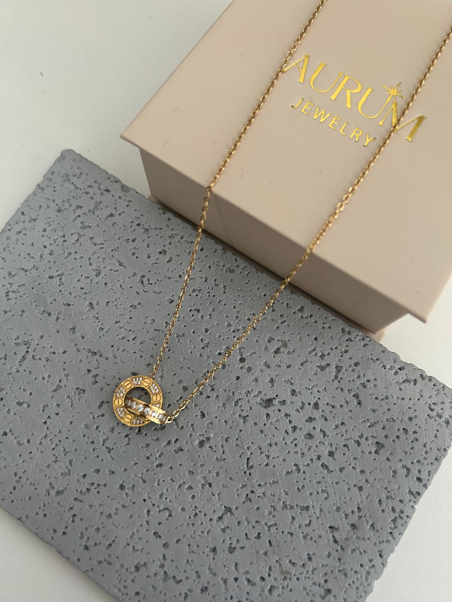 Rheira Intertwining circle necklace