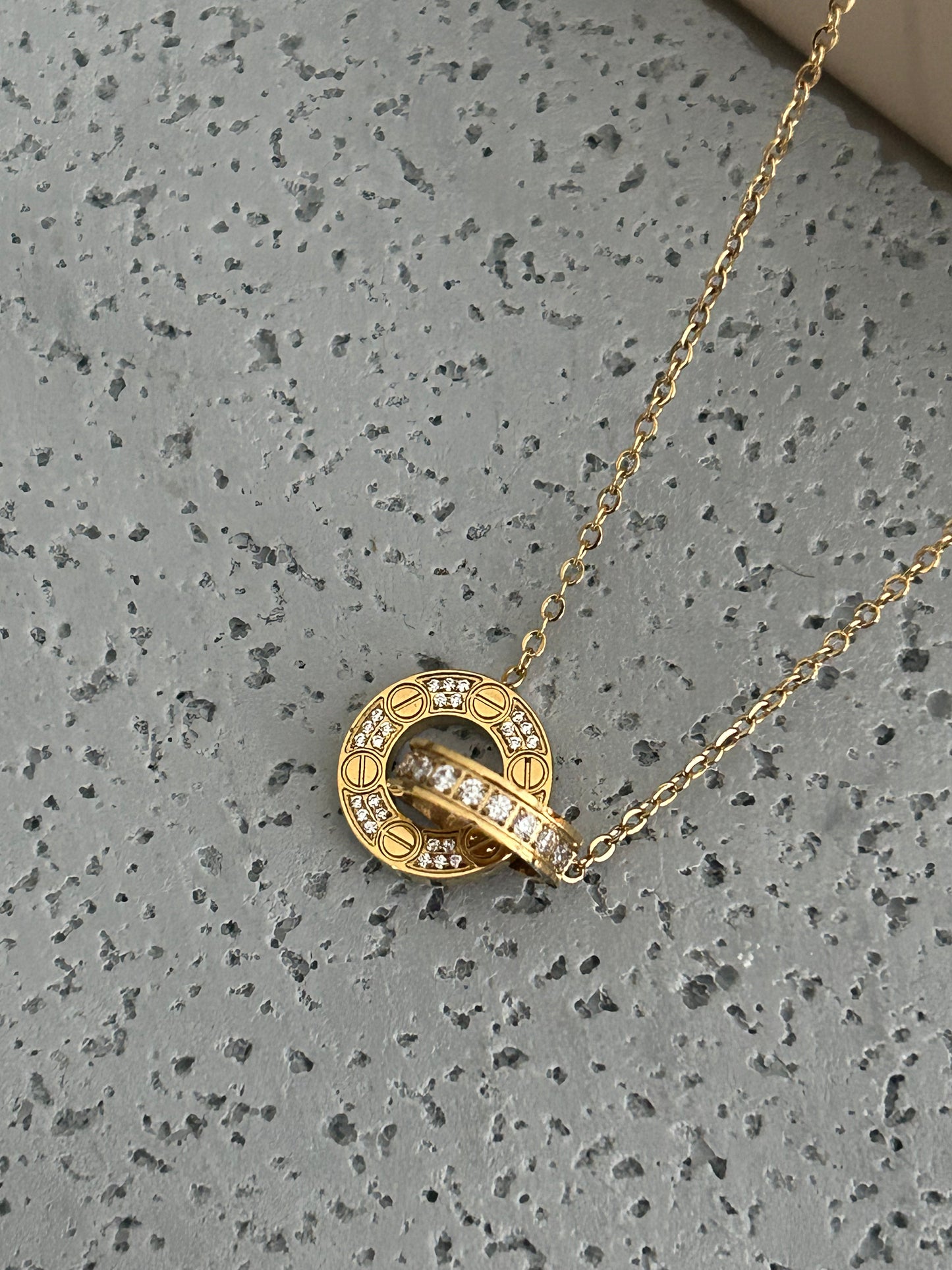 Rheira Intertwining circle necklace