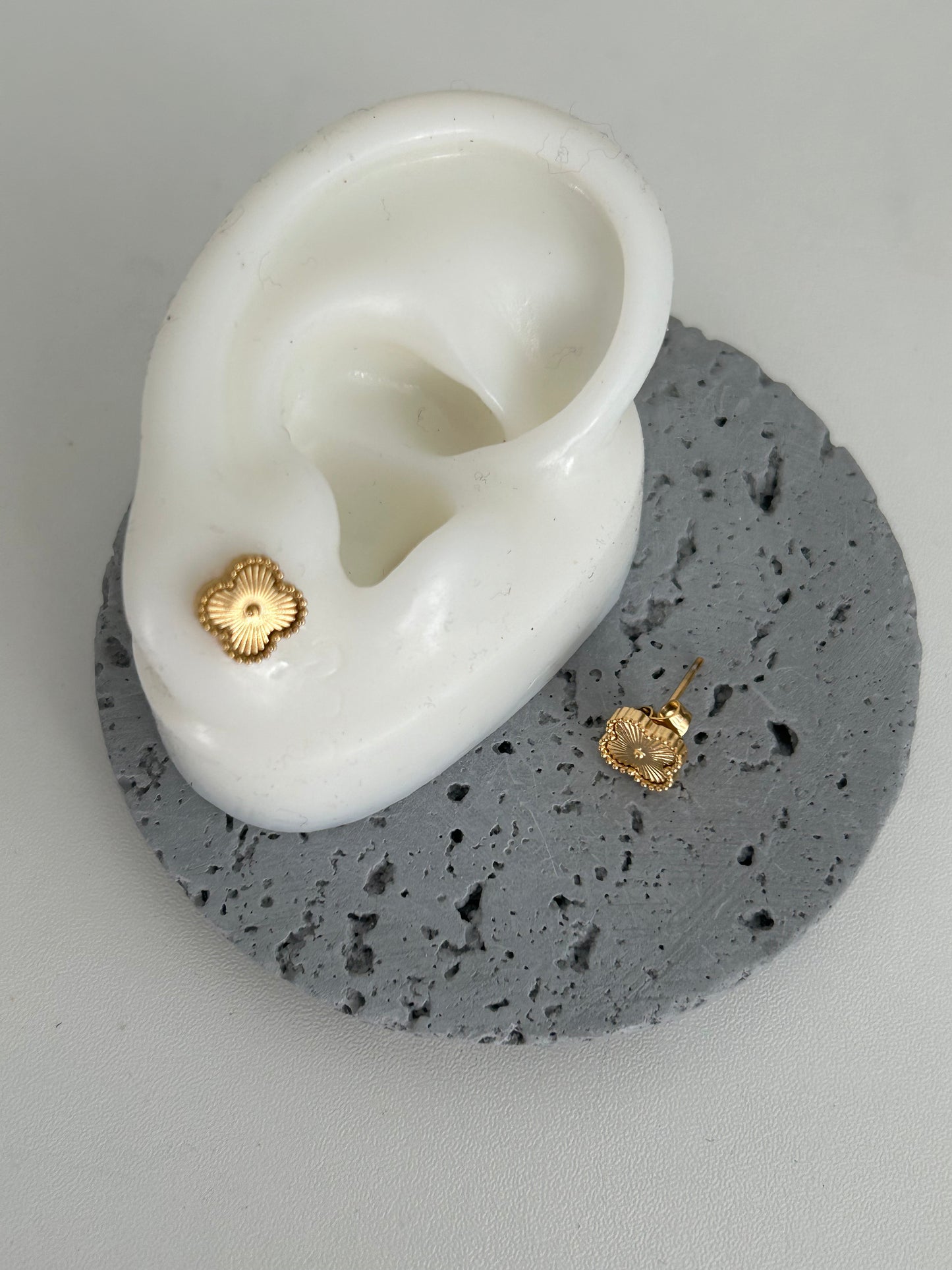 Maryam studs earrings • Gold tiny clover earrings