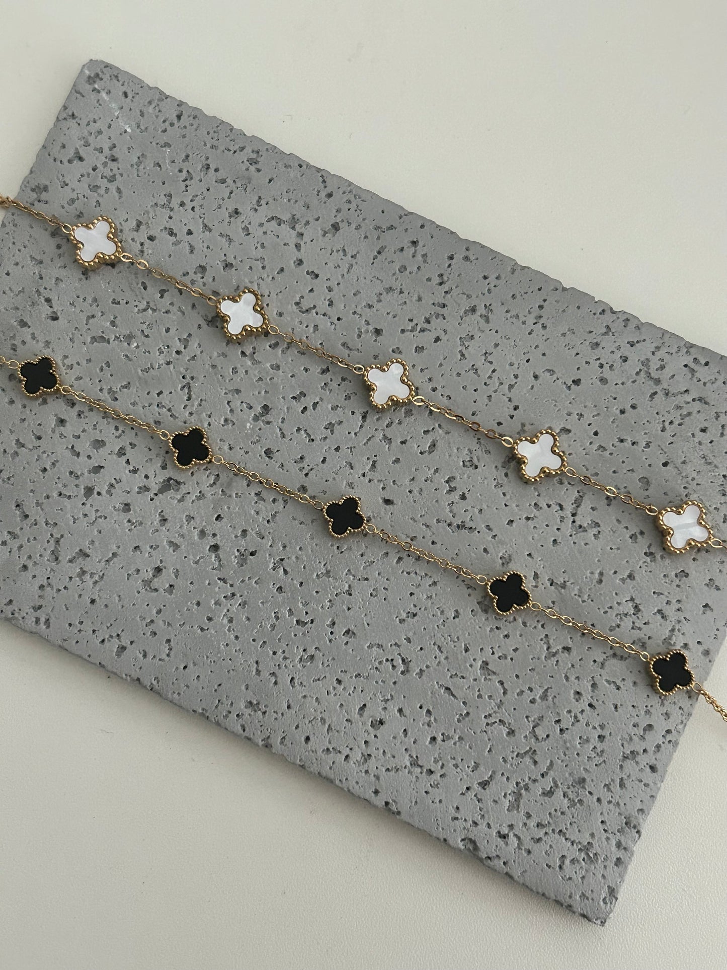 Janan bracelet - Four-leaf Gold dainty black clover bracelet