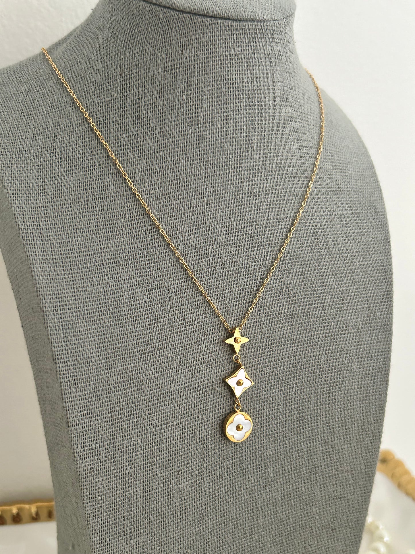 Aneera necklace • Flowers and clovers tarnish free gold necklace