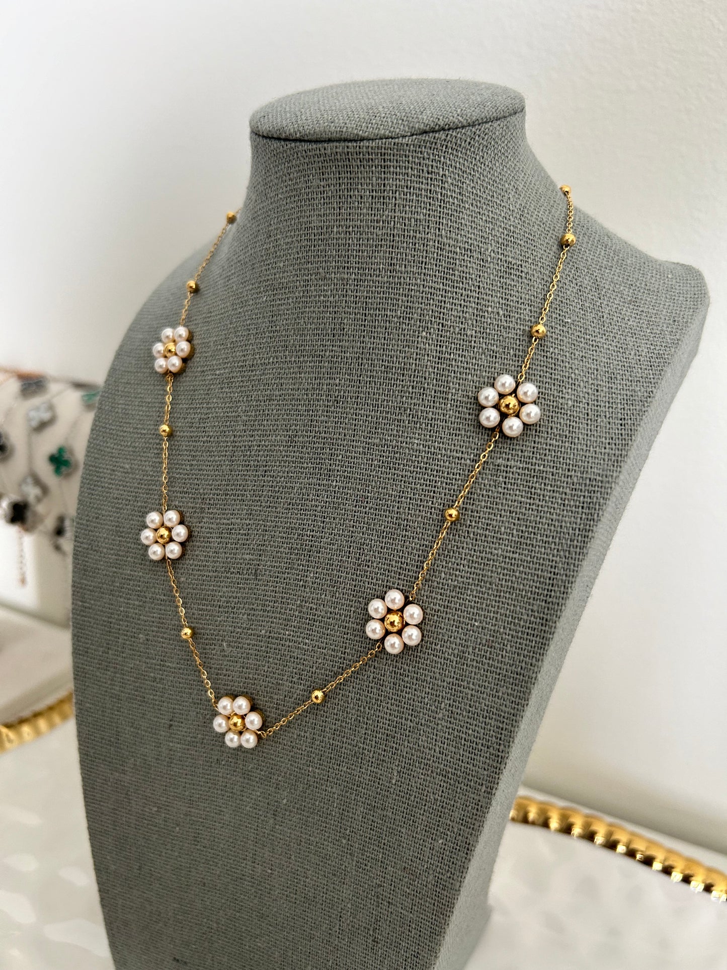 Anum Necklace • Flower necklace