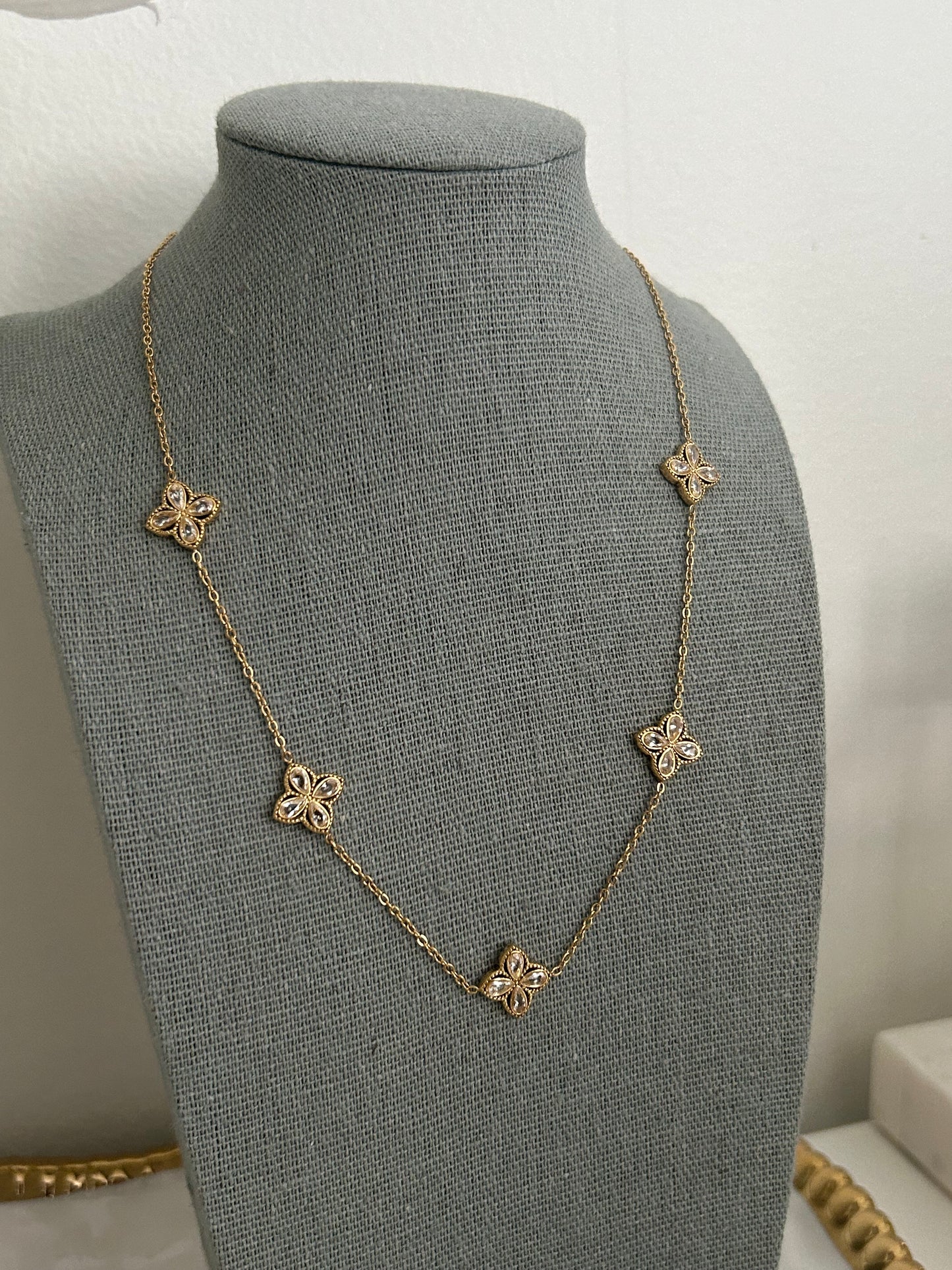 Estelle necklace • Clover necklace