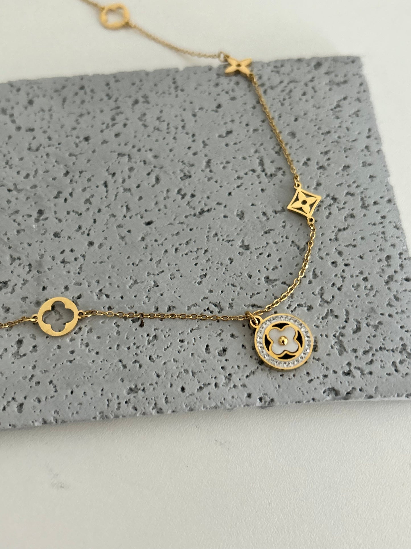 Rija necklace • Clover and Flowers Gold Necklace