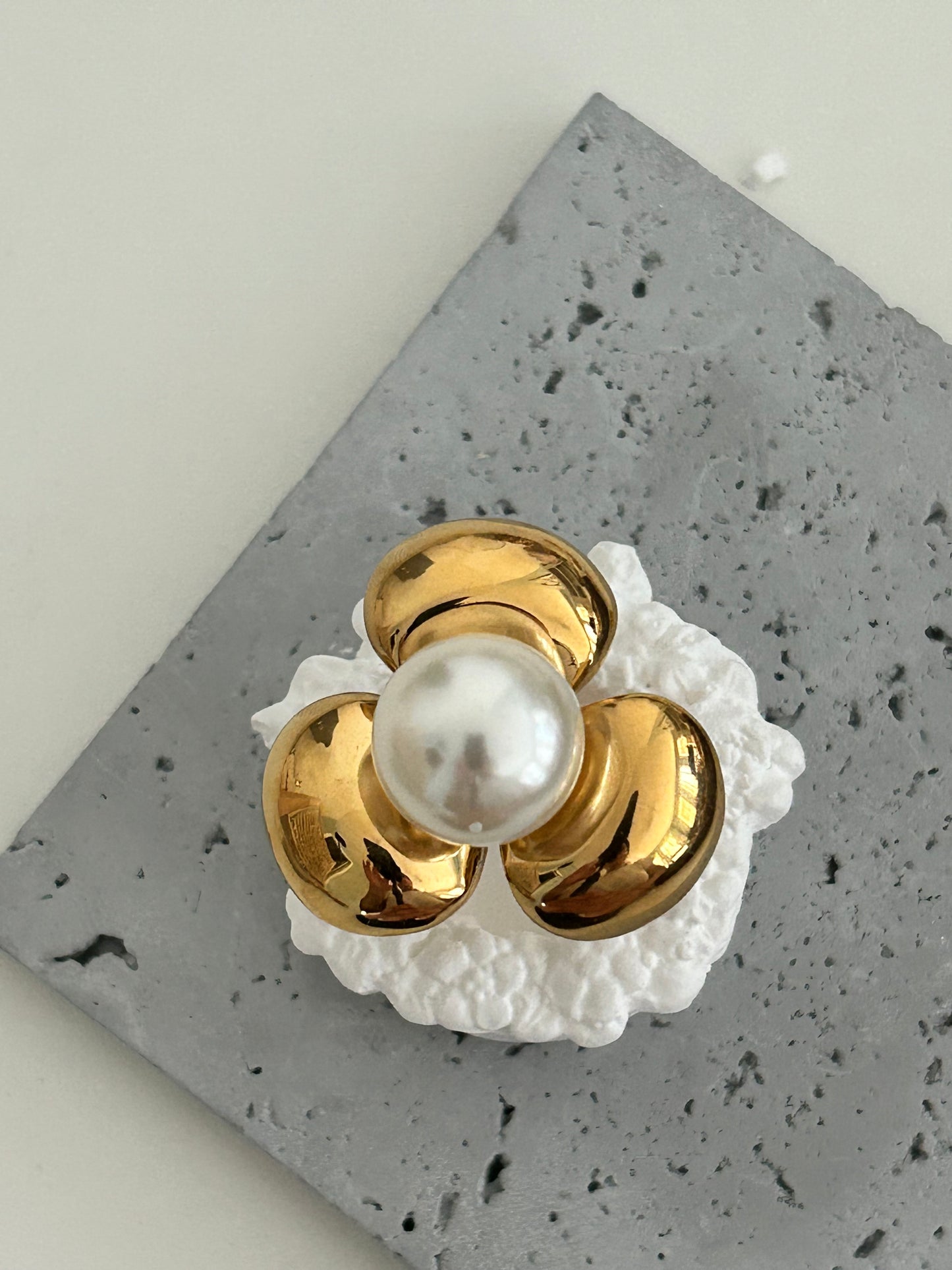 Mia ring • Chunky Pearl Flower gold ring