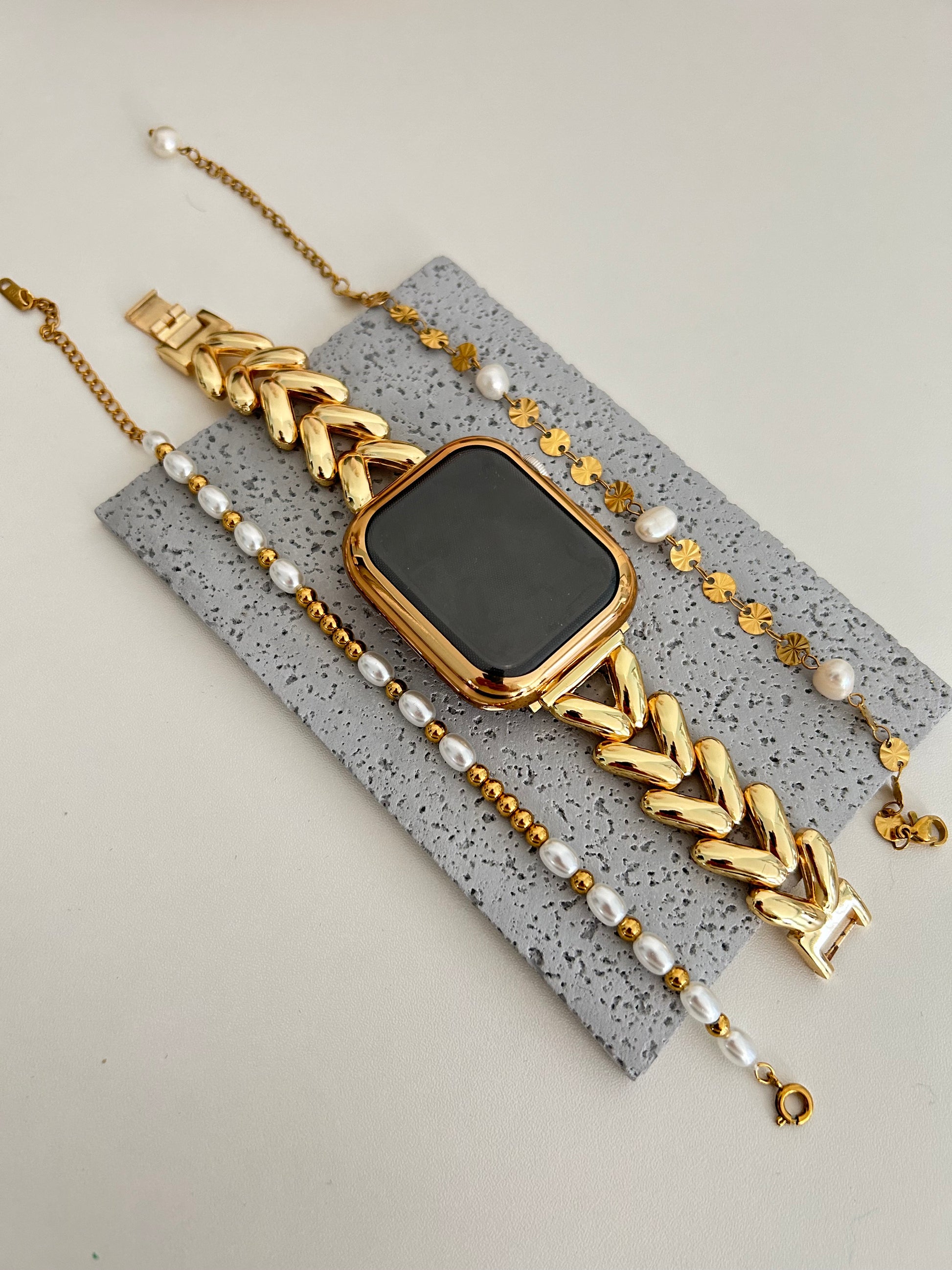 apple watch gold and Pearl bracelet stacking idea