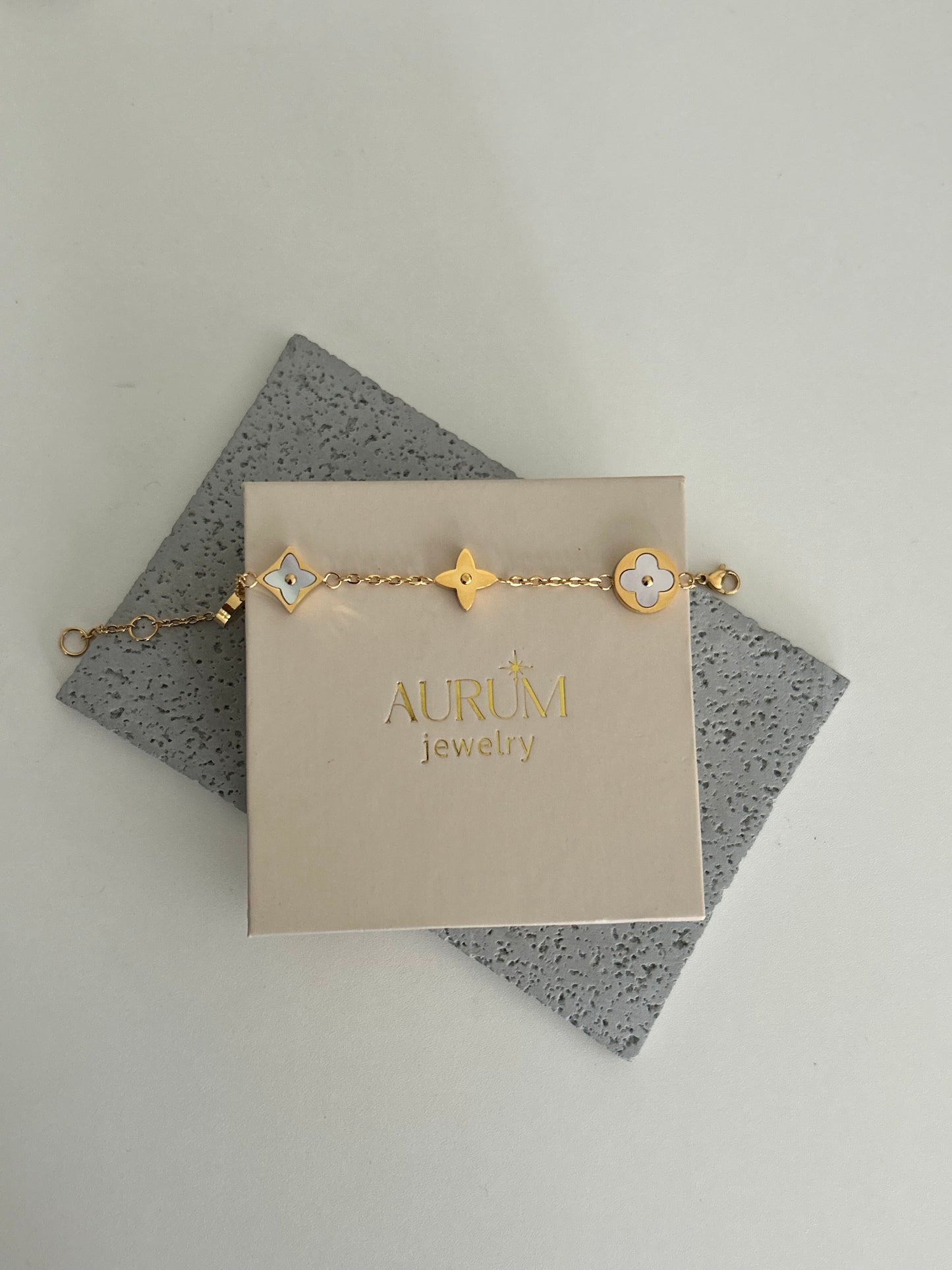 Aneera bracelet - Mother of pearl flower bracelet