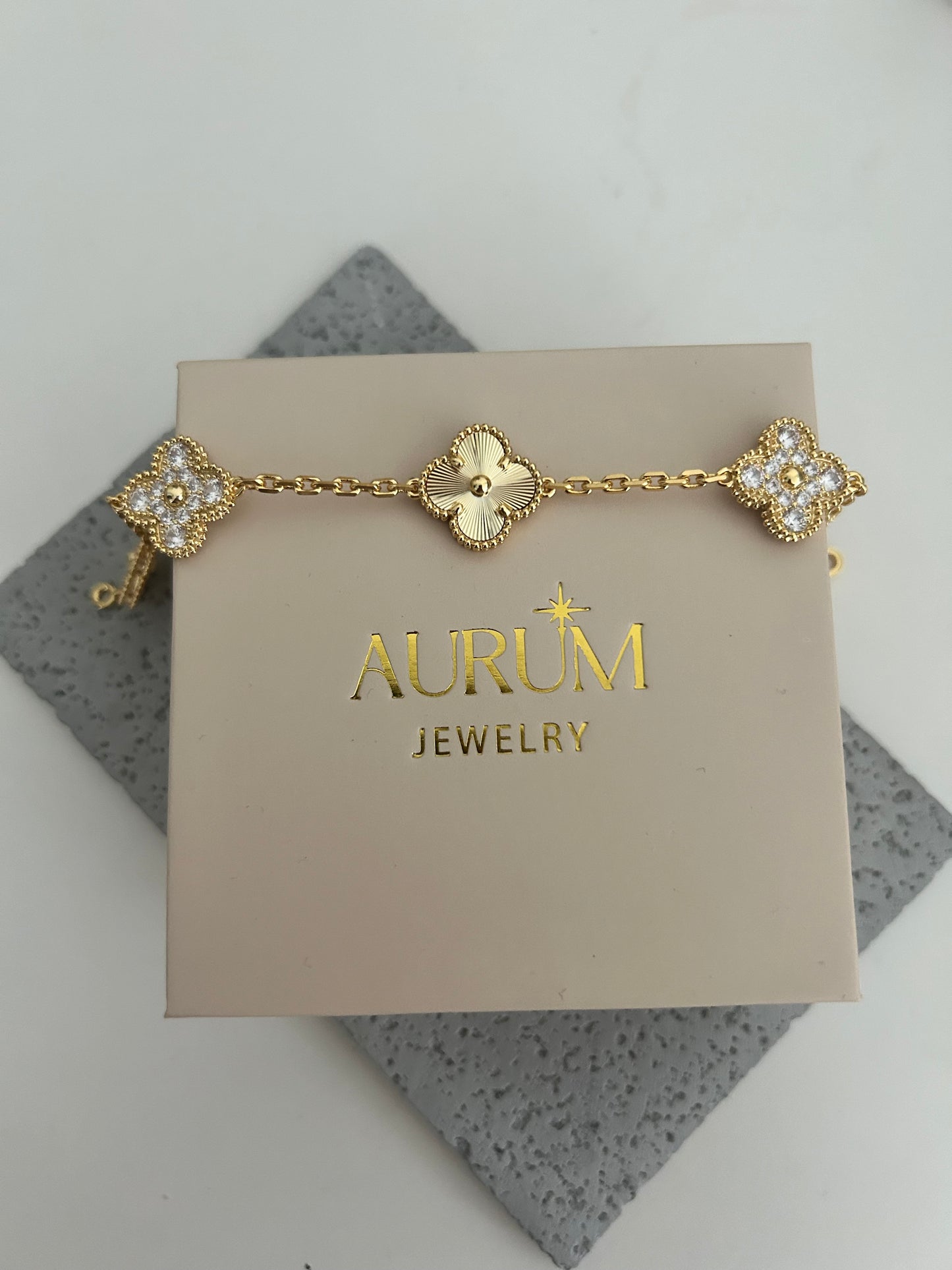 Safina bracelet - Four-leaf Gold clover sparkle bracelet