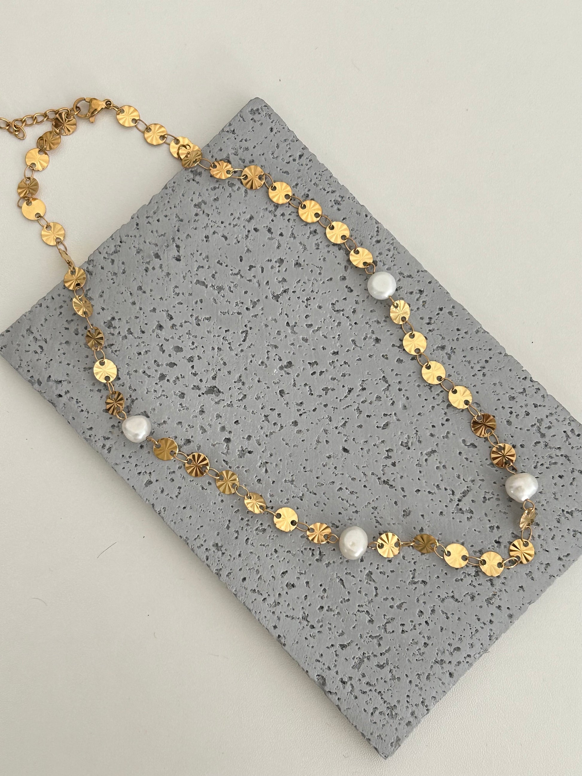 Aniyah Necklace Gold pearl necklace Aurum Jewelry and accessories