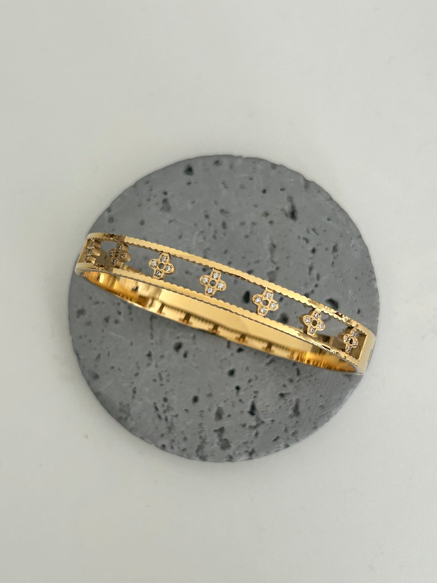 Wren bangle - 18k Gold Plated Floral Clover Bangle