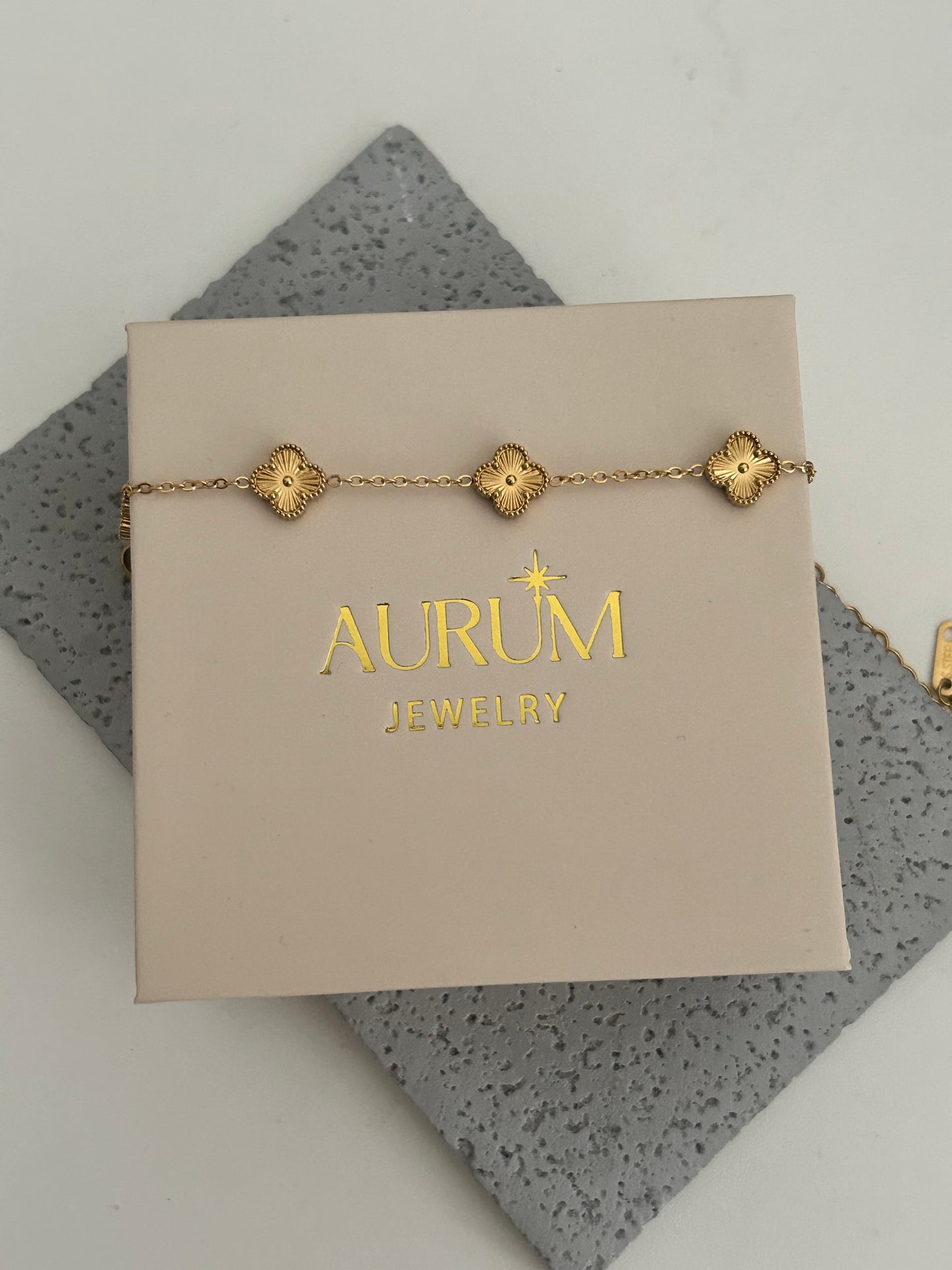 Maryam bracelet - Four-leaf Gold dainty clover bracelet