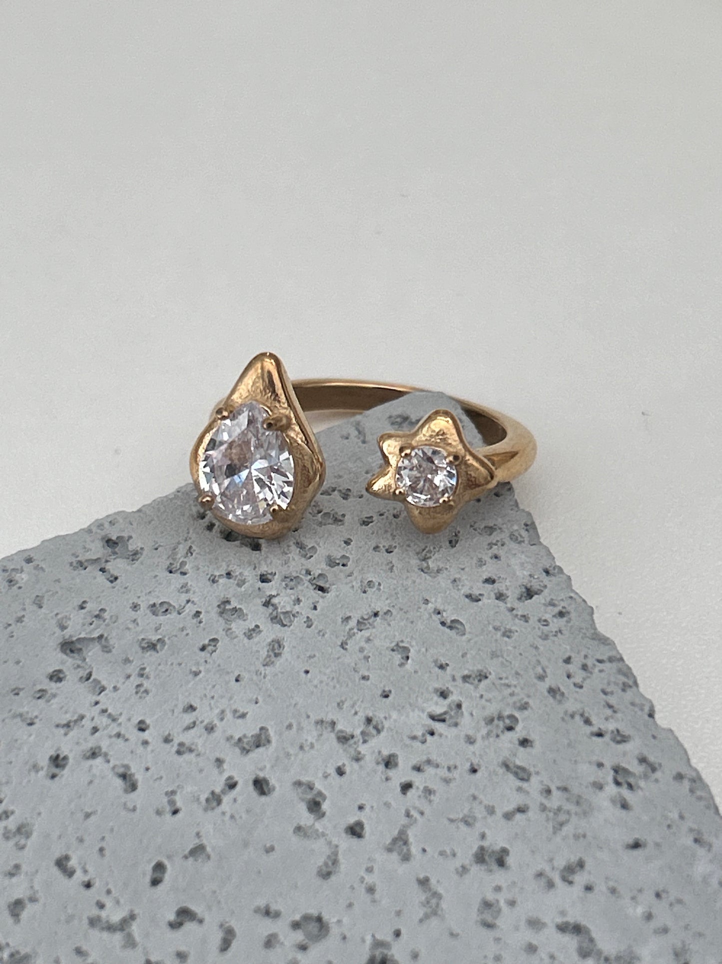 Sarah Ring • Gold drop and star adjustable ring