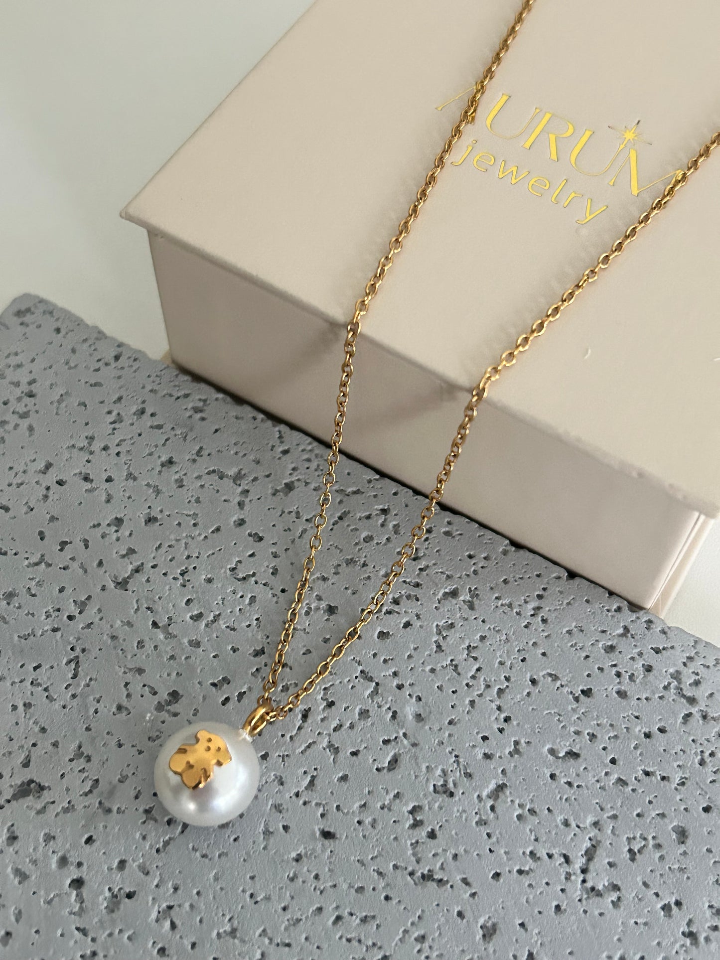 Karima necklace • Bear pearl necklace