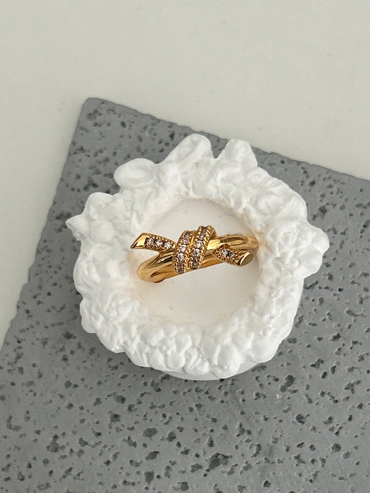 Caitlin ring • Knot tie ring