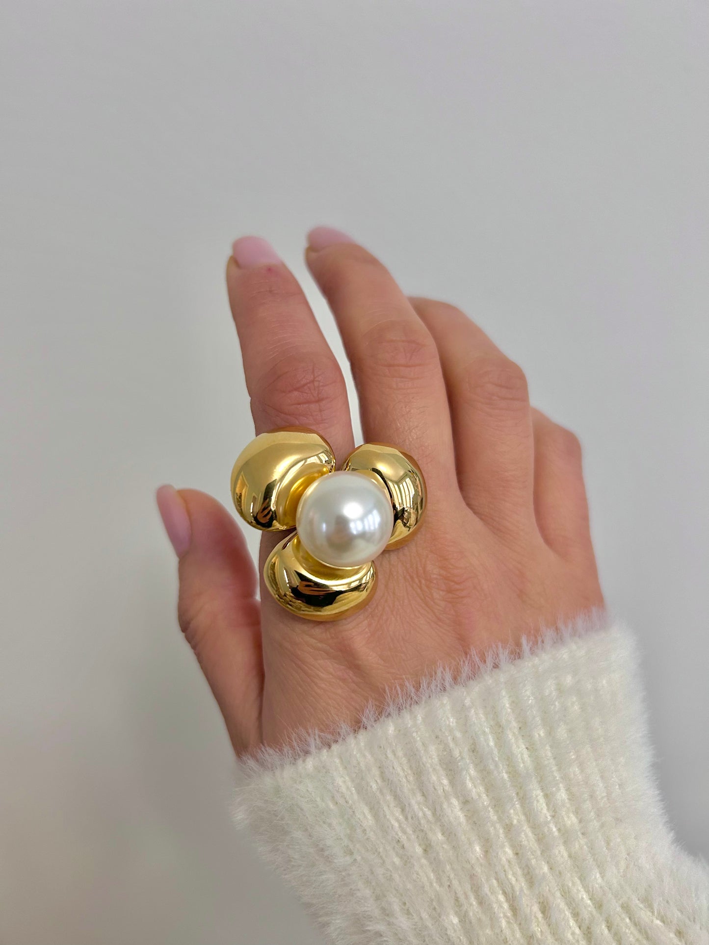 Mia ring • Chunky Pearl Flower gold ring