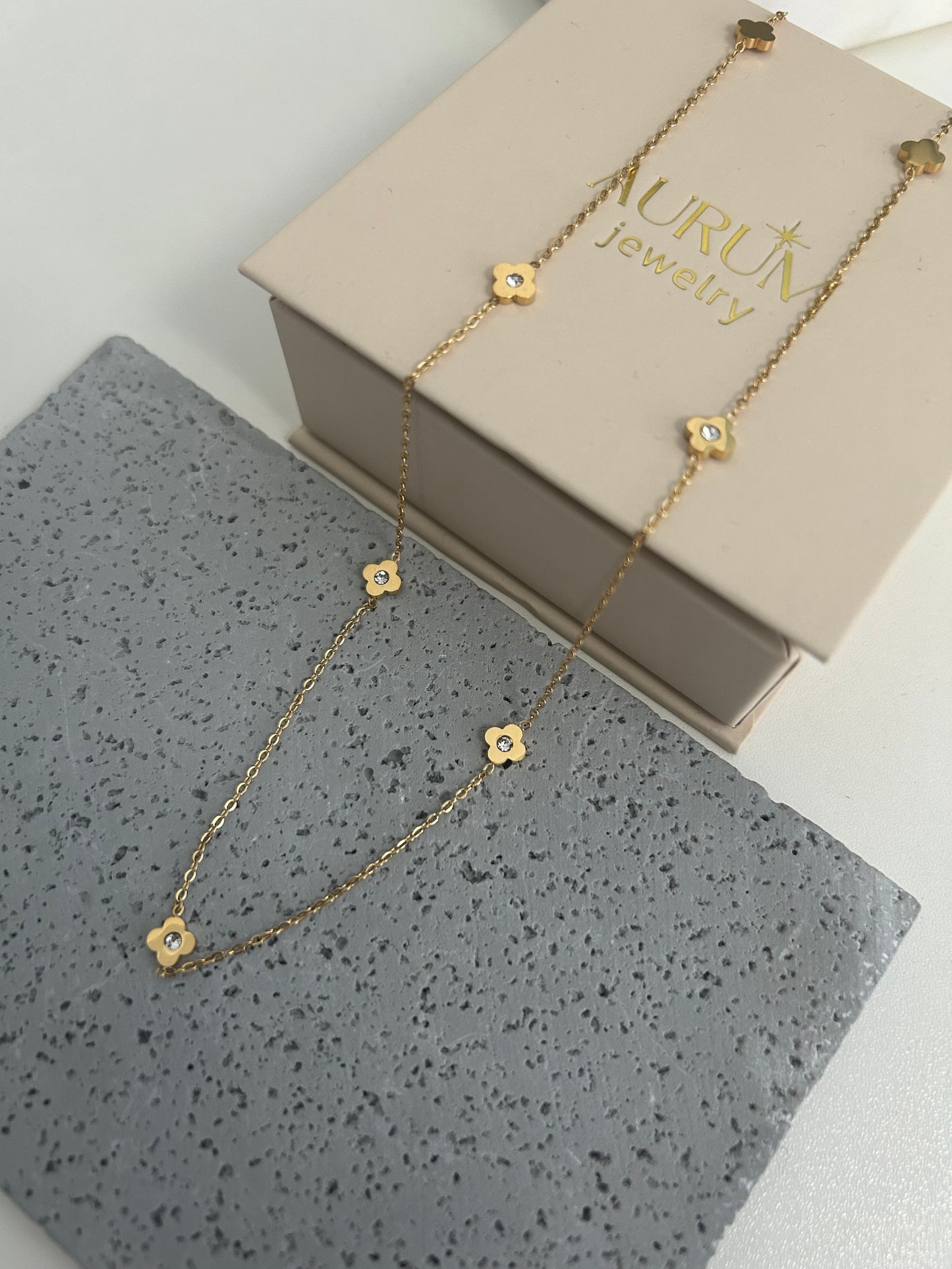 Alicia necklace • Clover necklace