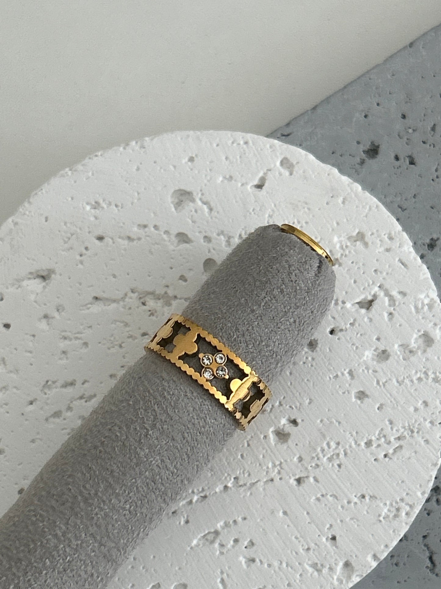 gold 4 leaf clover ring band