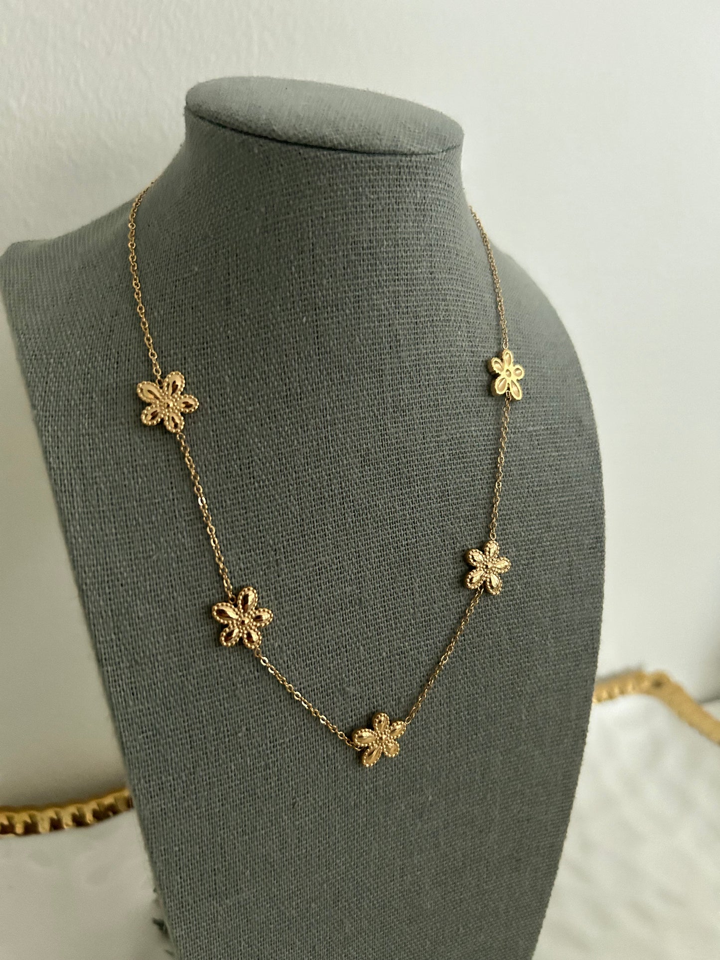 Eshmaal necklace • Floral tarnish-free necklace