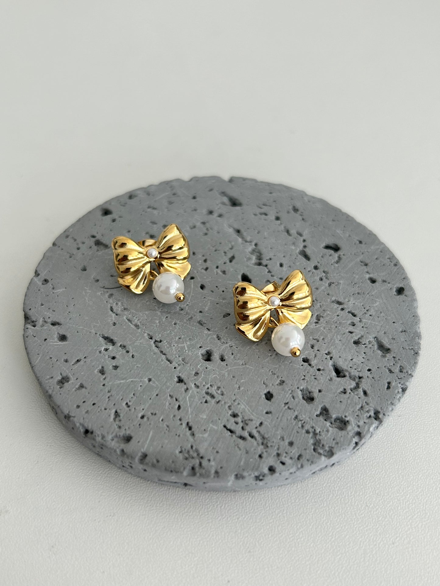 Nazia earrings • Bow earring with pearl accent