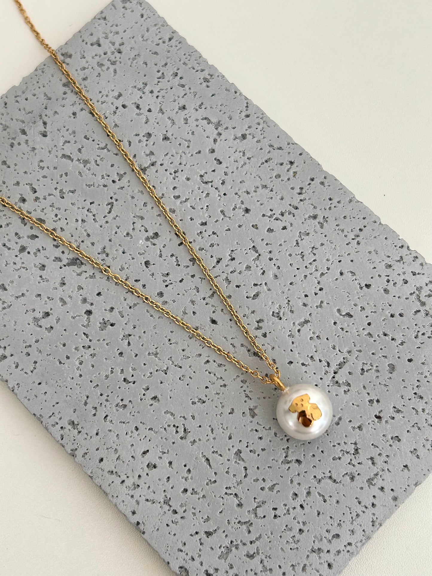 Karima necklace • Bear pearl necklace