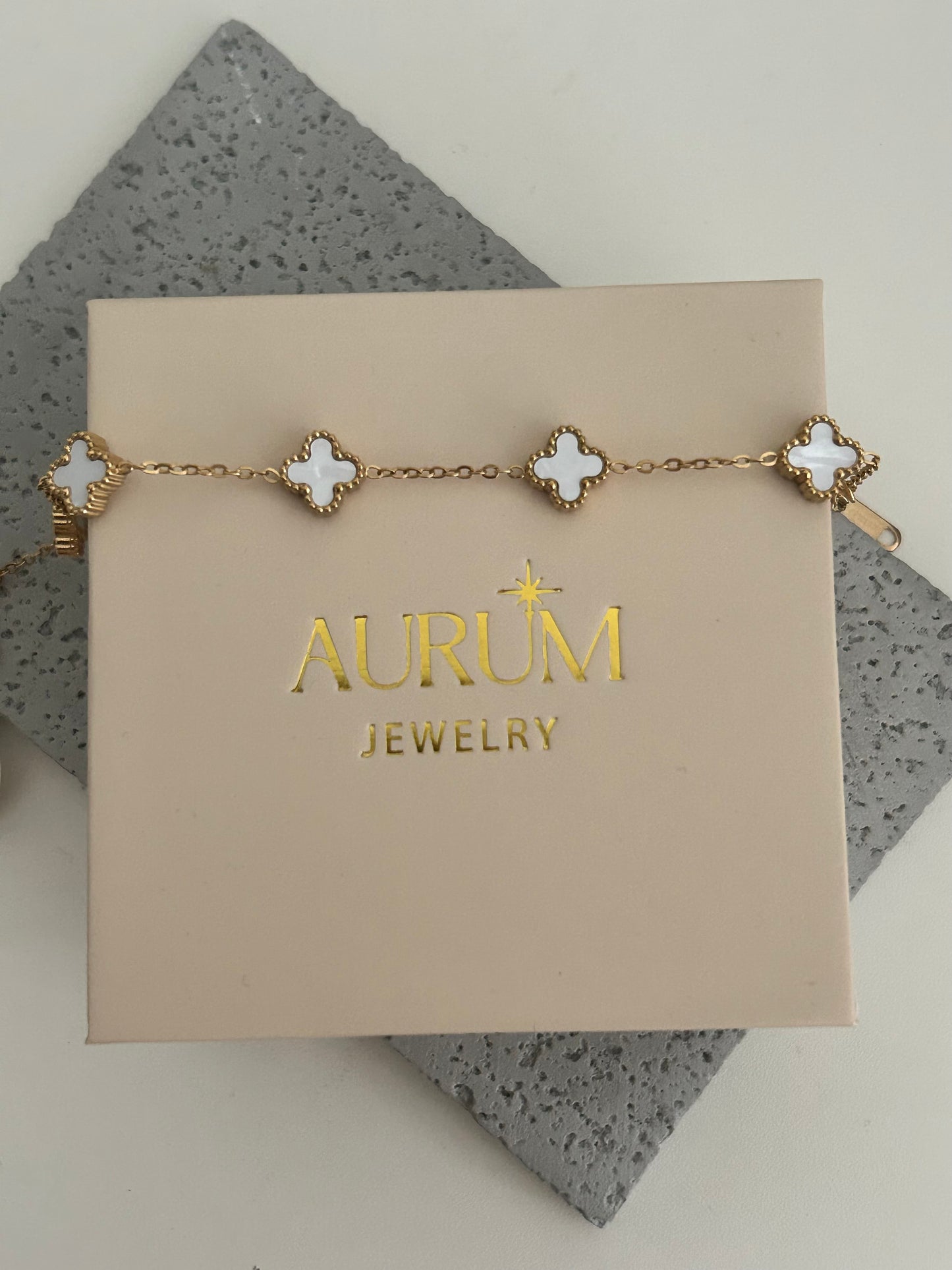 Shafia bracelet - Four-leaf Gold dainty white clover bracelet