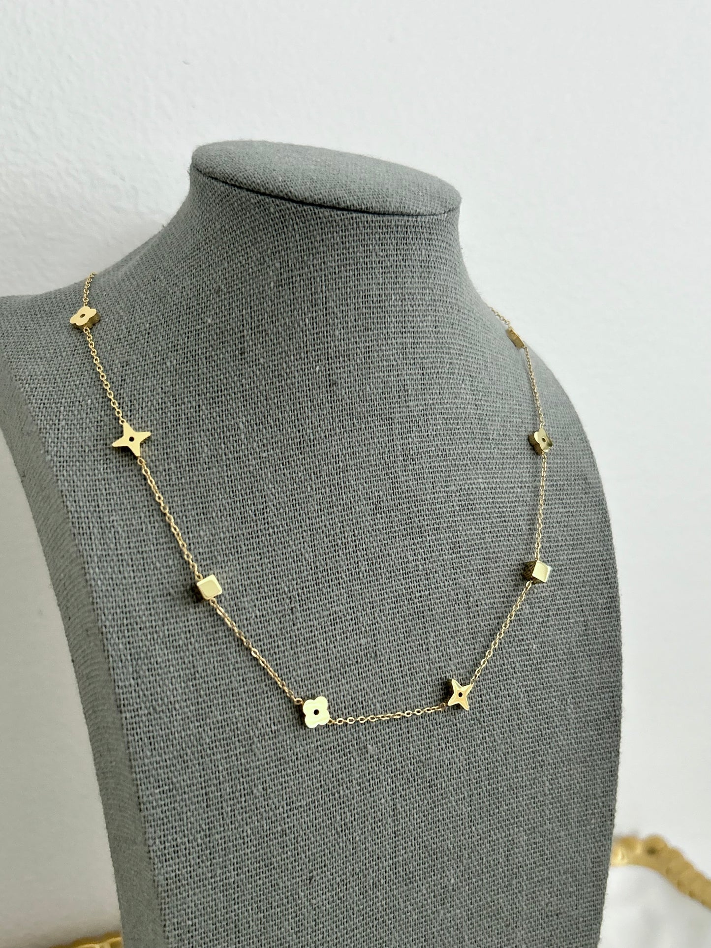 Killian necklace • Clover and Flowers Gold Necklace