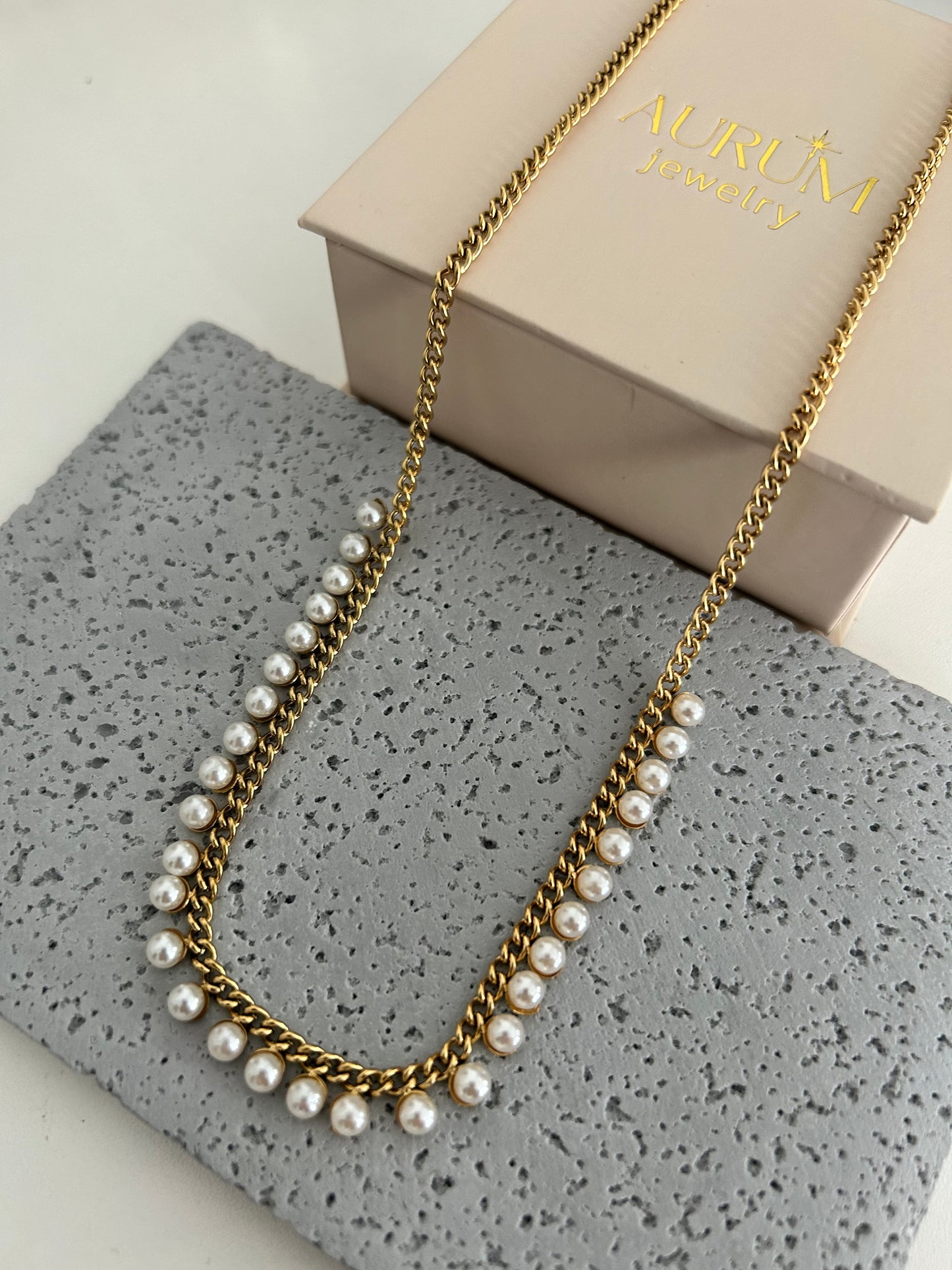 Malayka Necklace • Gold pearl necklace