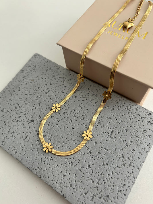 Daisy Necklace • Daisy flowers snake chain necklace