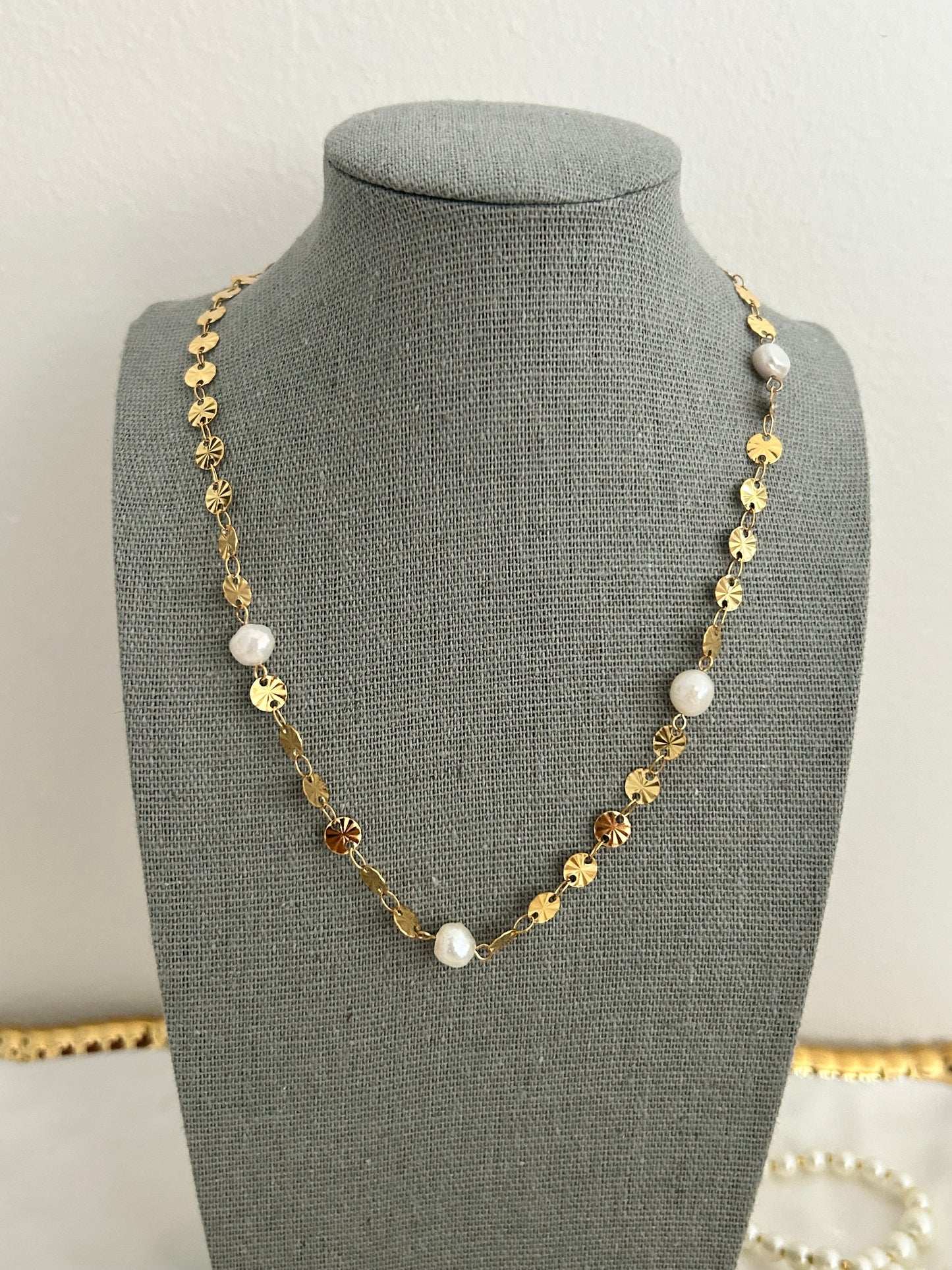 Aniyah Necklace • Gold pearl necklace