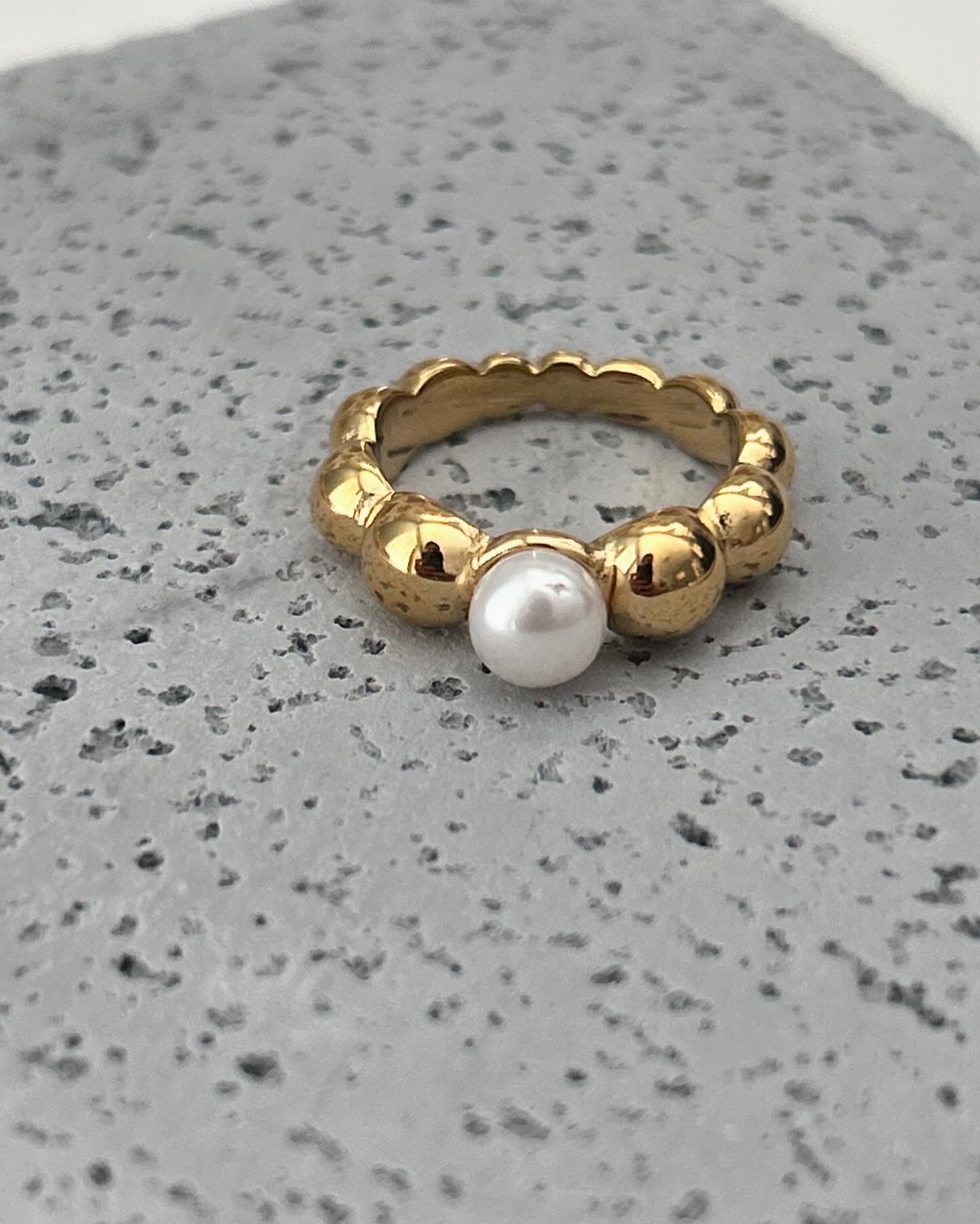 Iris Ring • Pearl gold ring