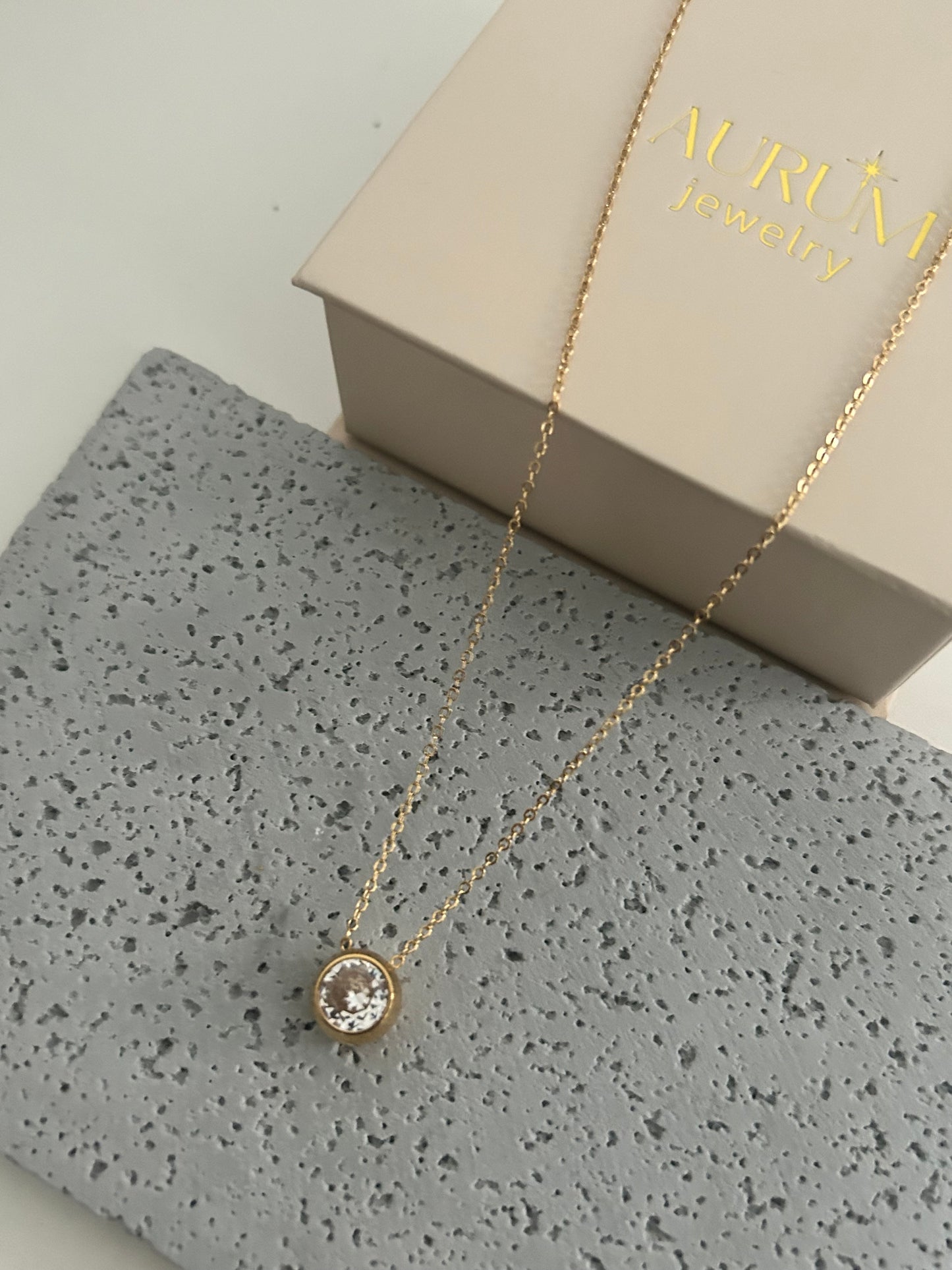 Zinia necklace • Single stone Necklace