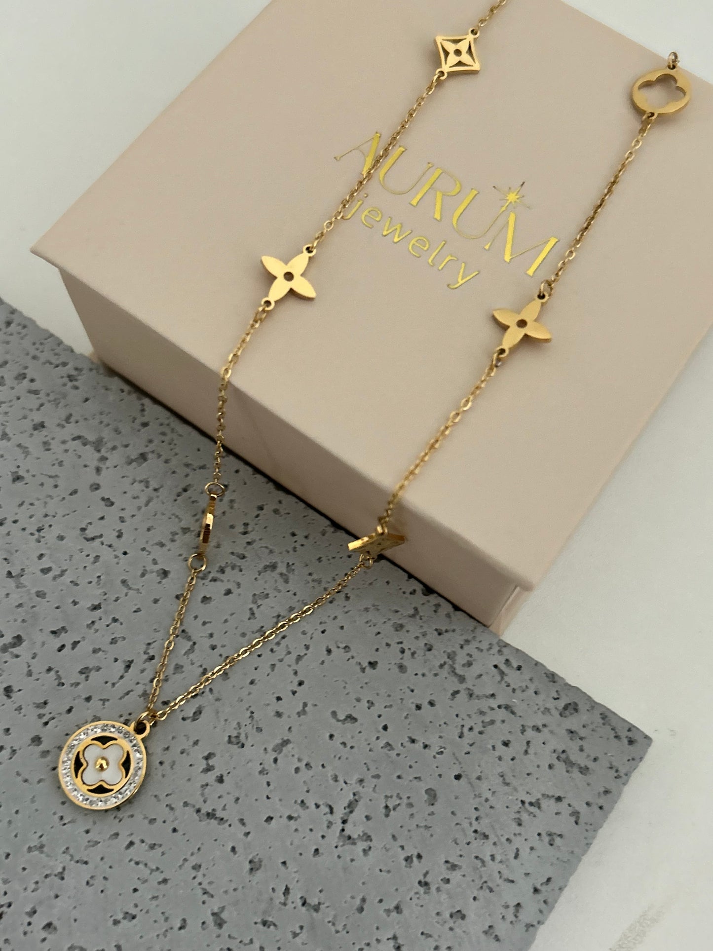 Rija necklace • Clover and Flowers Gold Necklace