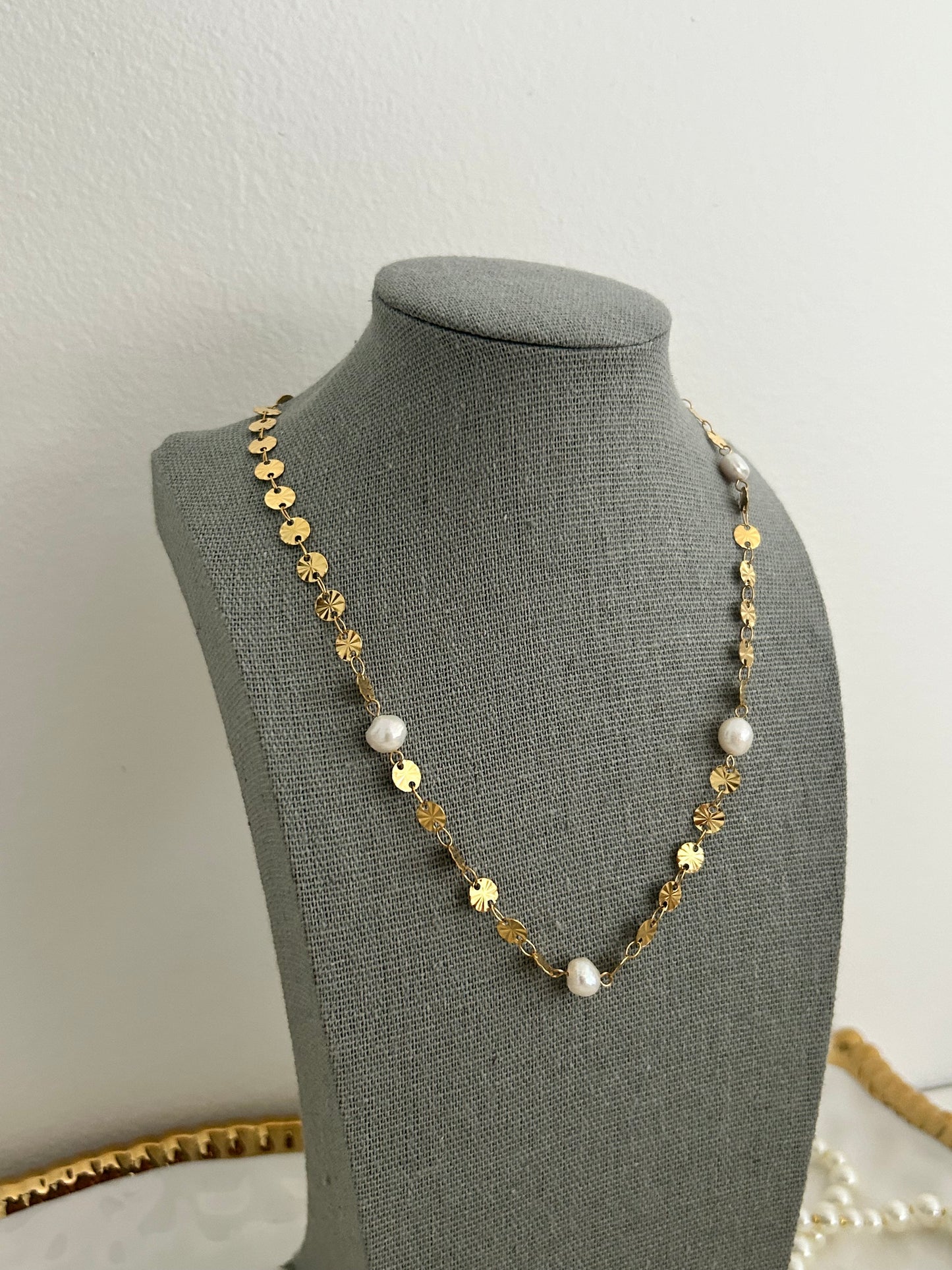 Aniyah Necklace • Gold pearl necklace