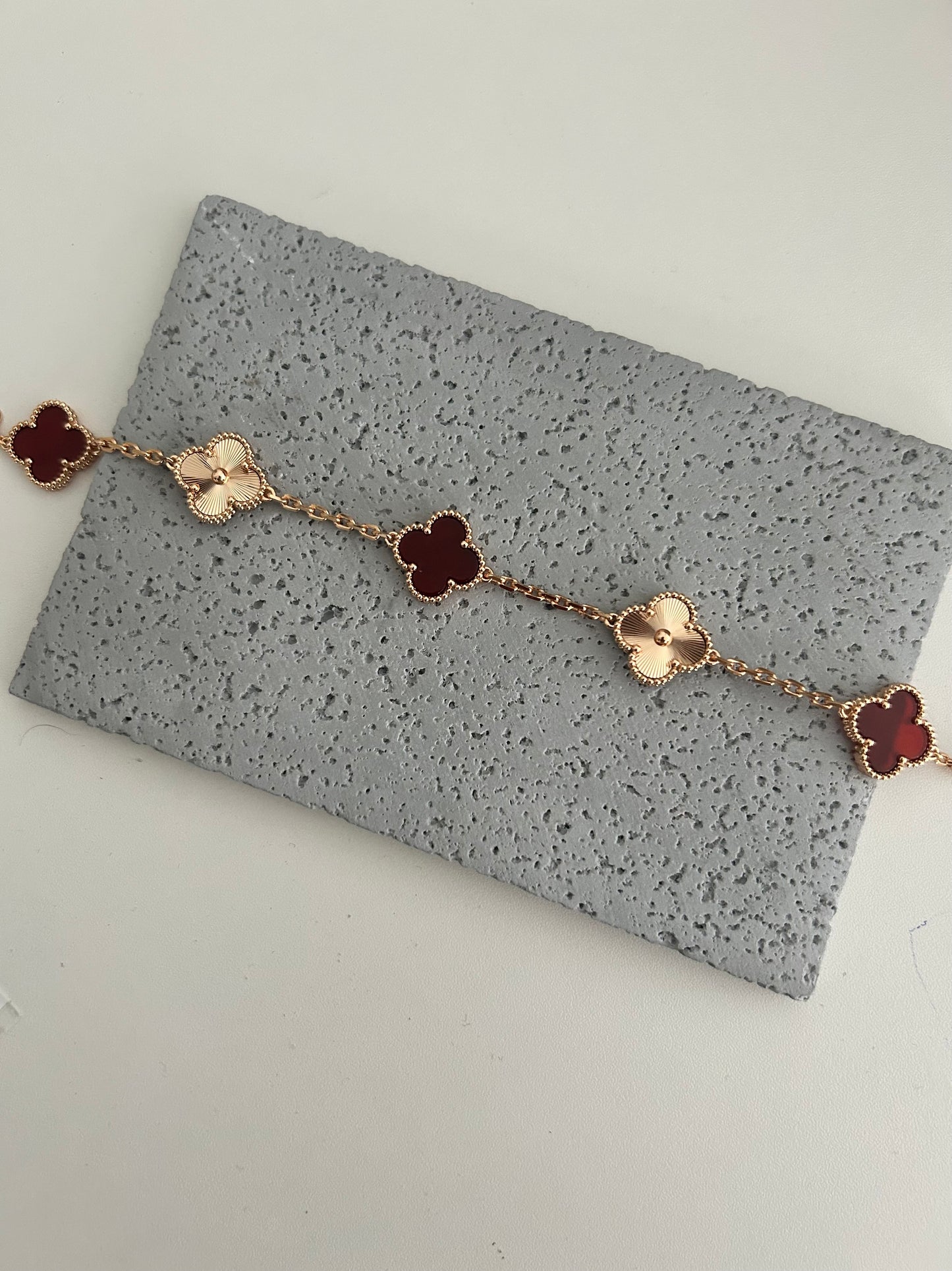 Anisa bracelet - Four-leaf Rose Gold and wine clover bracelet