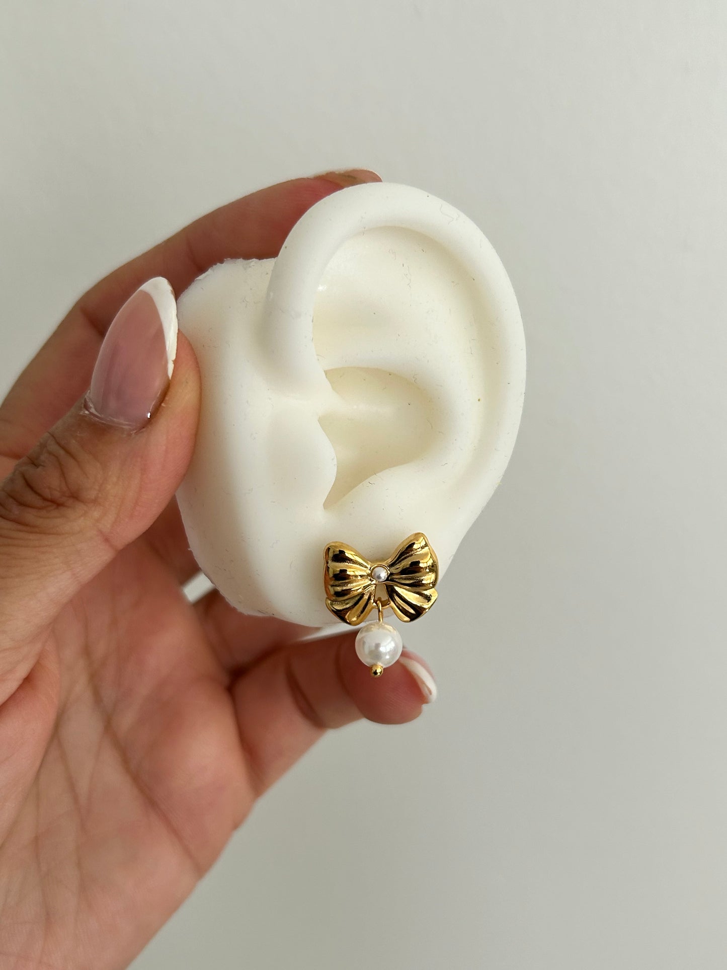 Nazia earrings • Bow earring with pearl accent