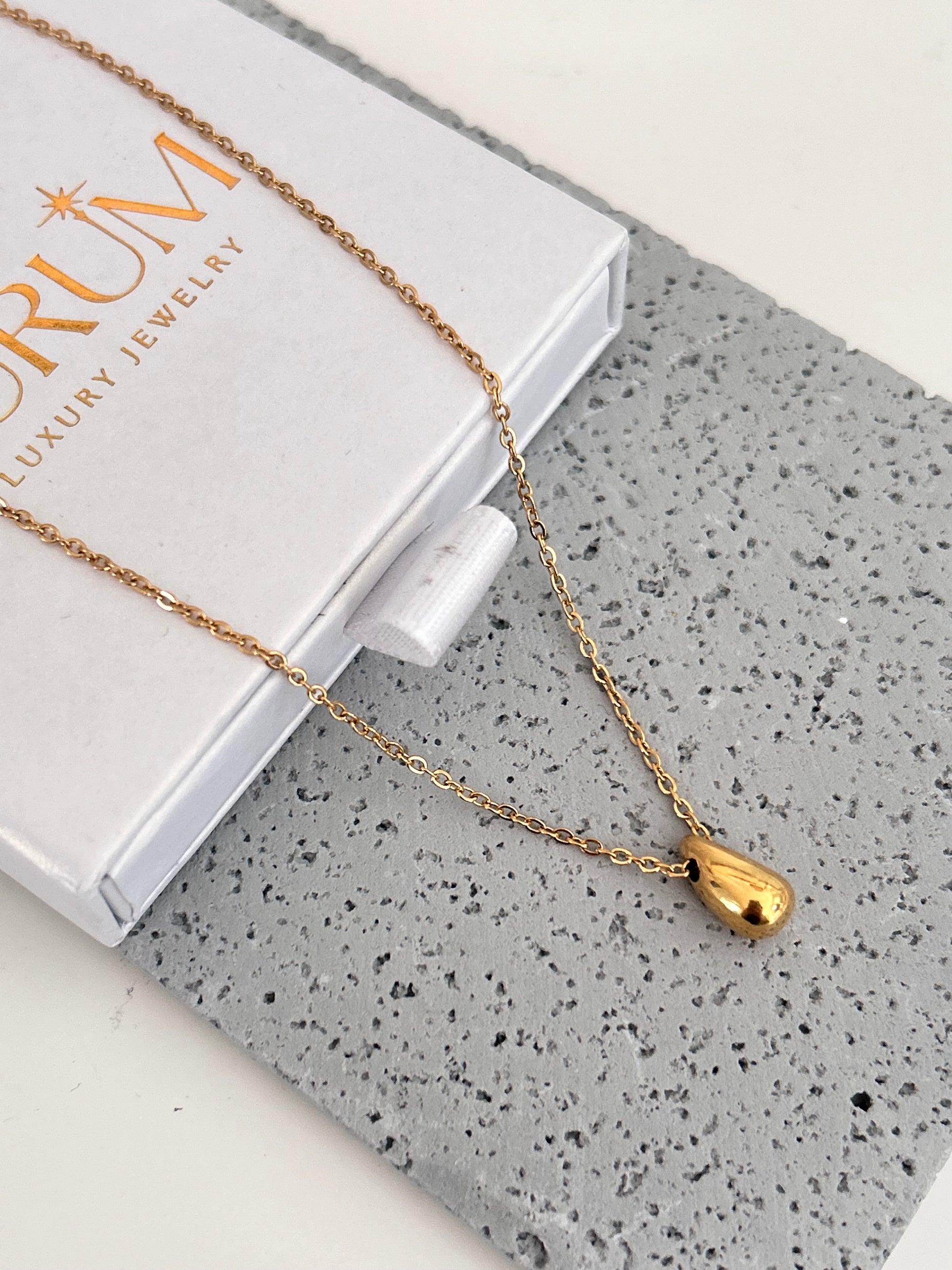 Small waterdrop necklace gold